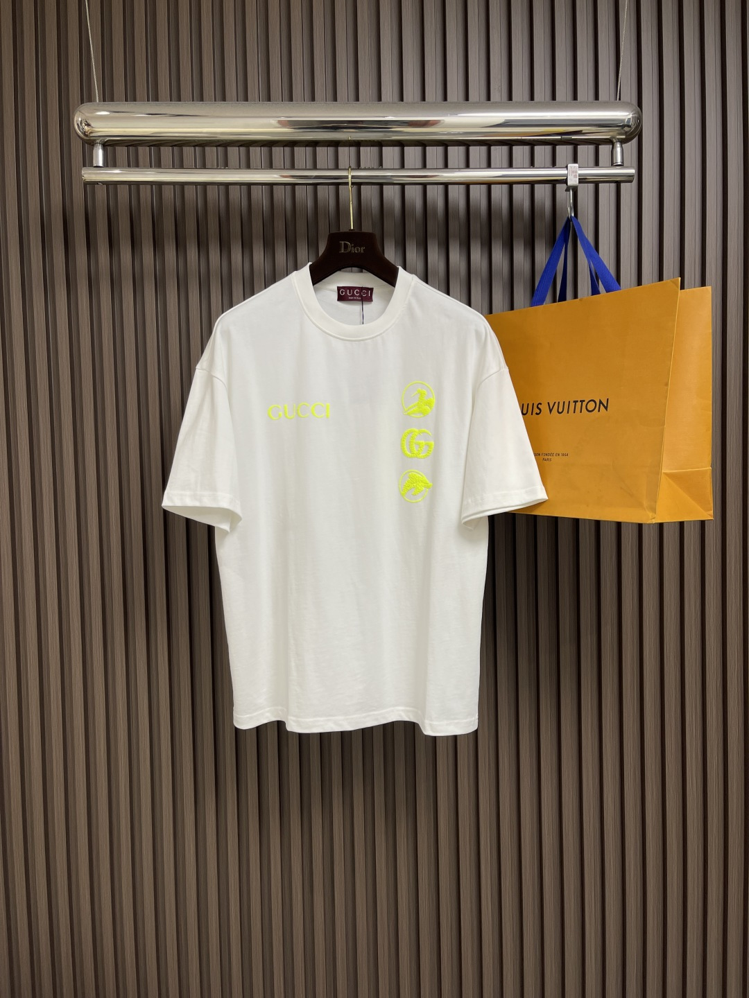 NO:425828,Complete set of GUCCI 2025 Early Spring Series Surf Element Printing Pattern Short Sleeve T-shirt Shorts Set, Customized 32 double yarn pure cotton fabric, 260g gram weight, soft and delicate, and is solider than ordinary cotton fabric, comfortable, breathable and not easy to deform. It uses imported nanoprinting, and the precision screen version makes the printing more three-dimensional, clear and detailed, the original auxiliary materials are complete, artificial hand-sewn woven label, the same style for men and women, sizes S-XL, gucci, shorts, T-shirt, tees, t-shirt, alexander wang19860909整套 GUCCI 2025早春系列冲浪元素印花图案短袖T恤短裤套装,定制32支双纱纯棉面料,克重260g,手感松软细腻又比一般棉布料扎实,舒适透气不易变形,采用进口纳米印花,精密网版让印花更为立体清晰细致,原版辅料三标齐全,,人工手缝织唛,男女同款,尺码S-XL,,gucci,shorts,T-shirt,tees，t-shirt,alexander wang,Men's clothing