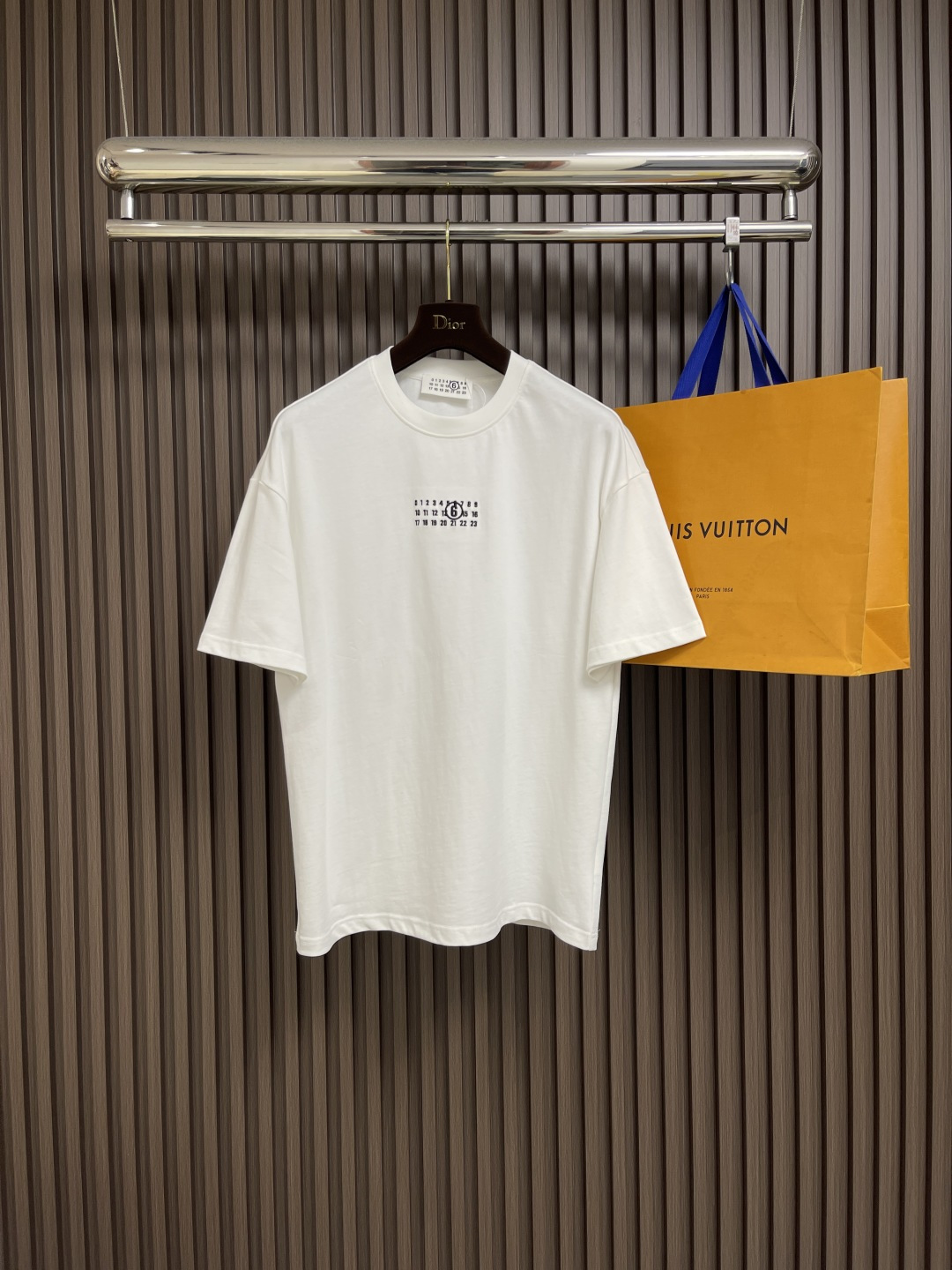 NO:440971,Complete set of MM6 Maison Margiela embroidery logo short-sleeved T-shirt shorts set, customized high-density soft velvet single-sided knitted material, using imported machine embroidery technology, using advanced computer control system and precise mechanical parts, Maison Margiela completes embroidery work. High precision and smooth and delicate lines. Size S-XL,,masion margiela, shorts,T-shirt,tees,t-shirt,alexander wang19860909整套 MM6 Maison Margiela 刺绣标识短袖T恤短裤套装,定制高密柔绒单面针织料,采用进口机刺绣工艺,使用先进的计算机控制系统和精密的机械部件,Maison Margiela 完成刺绣作业.精度高 线条流畅而细腻.尺码S-XL,,masion margiela,shorts,T-shirt,tees，t-shirt,alexander wang,Men's clothing