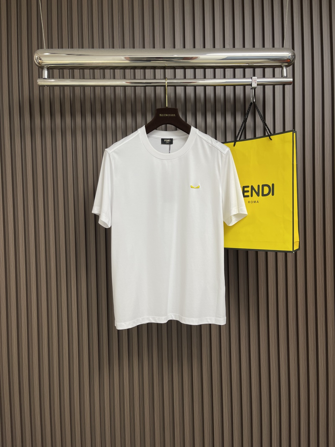 NO:428098,FENDI Small Monster Embroidery Logo Cotton Round Neck Short-Sleeve T-shirt for Men and Women The minimalist series of FD Small Monsters, the classic elements of F's family - Devil's Eyes A classic work that is deeply rooted in the hearts, the first choice for single wear! This short-sleeve is customized with knitted cotton, the fabric feels thick, the touch is firm and firm, the shape is crisp, soft and smooth, and the texture is made. The craftsmanship is a classic embroidery logo. The front of the garment is a small Monster embroidery logo, full and tight, concave and convex three-dimensional, very three-dimensional and realistic!  Loose OS style cutting is still the most fashionable aesthetic at the moment!  Same style for men and women. Size M-3XL, fendi, fendi, T-shirt, tees, t-shirt, alexander wang19860909FENDI 小怪兽刺绣logo棉质圆领短袖T恤 男女同款的T恤 FD小怪兽的极简系列,F家的经典元素-恶魔之眼 深入人心的经典之作,单穿的首选!这款短袖是针织棉定制,面料手感偏厚 手感肉实紧致,挺括显型,柔软垂顺有质感 工艺制作是经典的刺绣logo,衣身正面是小怪兽刺绣logo,饱满紧致 凹凸立体 非常立体逼真！宽松OS版型裁剪,依然是当下最HIT的潮流审美！男女同款.尺码M-3XL,,fendi,fendi,T-shirt,tees，t-shirt,alexander wang,Men's clothing