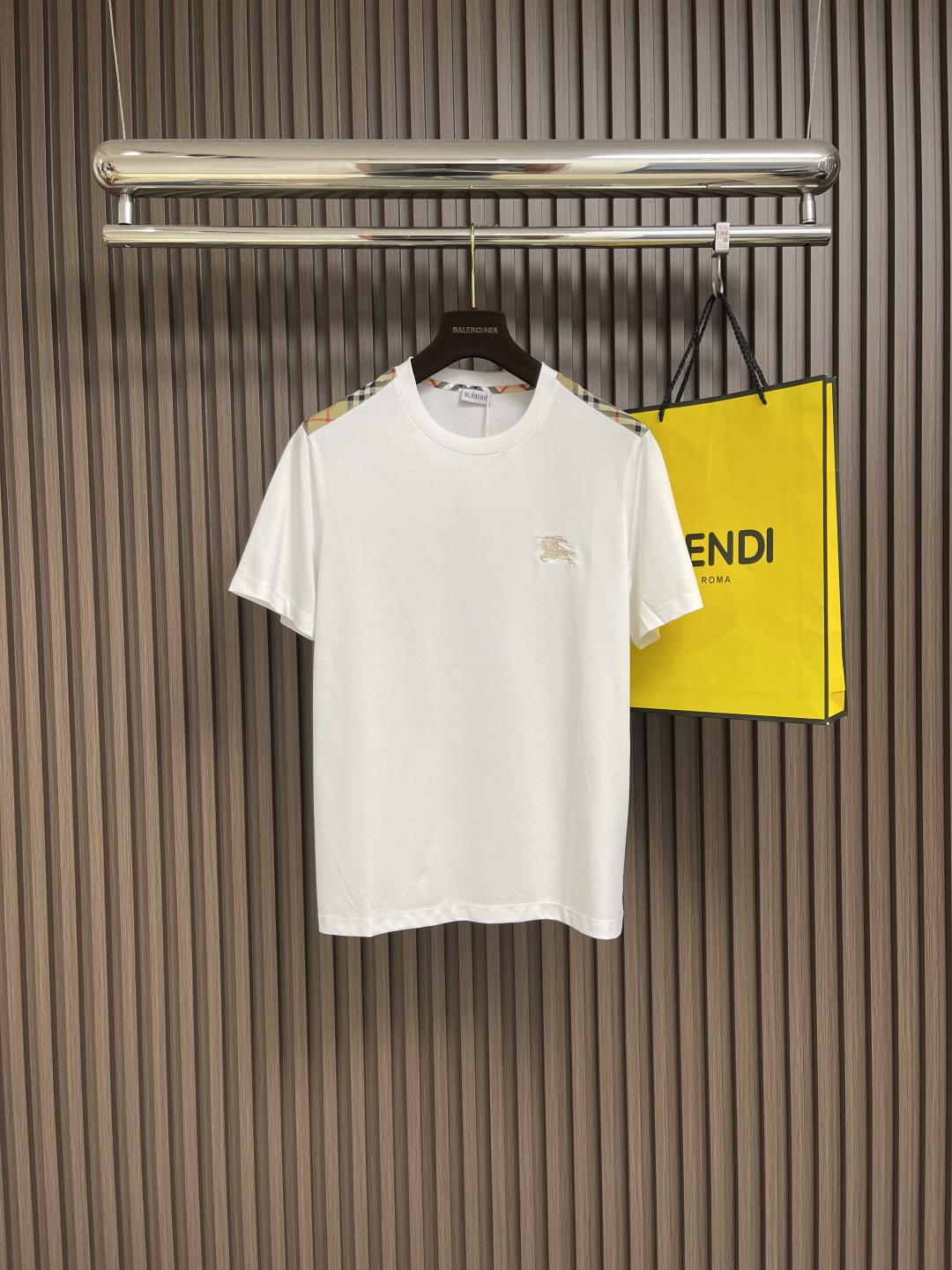 NO:425765,Burberry vintage side pattern splicing decorative cotton short-sleeved T-shirt, vintage plaid cut-out splicing design, the same style as men and women. This style is a classic round neck design, which incorporates its classic plaid on a solid color simple fabric, and the two sleeves are designed with symmetrical plaid!  The embroidery embroidery on the chest makes the whole dress more recognizable!  The overall design is made of loose style, fashionable and ov casual style. The fusion of new and old has brought this dress to a new level. It is made of pure cotton, with a soft and delicate feel, and the fine workmanship of the neckline thread technology increases the firmness of the clothes, making the dress less likely to be deformed!  , the threading of the hem and double threads inside are sewn, so there is no needle loss at all!  The upper body looks quite high-end and extraordinary!  Size M-3XL, Burberry, T-shirt,tees, t-shirt,alexander wang19860909Burberry vintage 侧纹拼接装饰棉质 短袖T恤,vintage格纹裁片拼接设计,男女同款.此款是经典的圆领设计,将其经典的格纹融入在纯色简约的面料上,两袖以对称格纹设计！加入了胸前战马刺绣点缀,让整件衣服都更有辨识度！整体更是采用了宽松版型打造,时尚和ov休闲风格.新和旧的融合,让这款衣服达到了新的高度.纯棉材质打造,手感柔和细腻,做工精良领口螺纹工艺手法增加了衣服的牢固度,让版型不易变形！,下摆的走线以及内里双线缝合,完全不掉针！上身显得相当之高级不凡！尺码M-3XL,,burberry,T-shirt,tees，t-shirt,alexander wang,Men's clothing