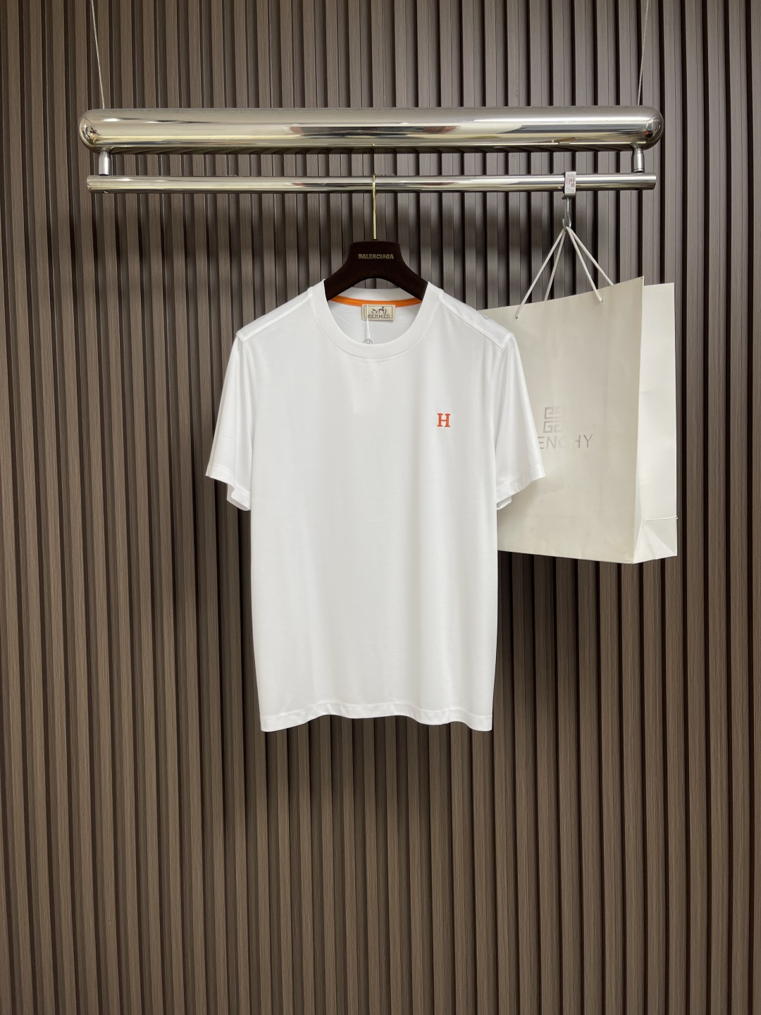 NO:425770,Hermes 2025ss Spring and Summer New H-line three-dimensional embroidered short-sleeved T-shirt, French slightly loose cut style, high-fine luxury quality, and super light luxury.  The new elements embellish the latest fashion temperament and charming charm.  Customer-supplied knitted cotton fabrics are made by three-dimensional diamond-mounted pressing process to fully express the feeling of wear.  The texture is comfortable, and the detail and soft touch are invincible.  The three-dimensional H mark has no need to explain it.  A masterpiece of the embroidery craftsmanship of instrument needle point line, full and three-dimensional!  Concave and convex shapes show beauty and a new experience. Size M-3XL, hermes, T-shirt,tees, t-shirt,alexander wang19860909hermes 2025ss春夏新款 H线条立体绣标短袖T恤,法式微宽松裁剪版型,高精细的奢华品质,轻奢感超强．全新元素点缀拥有最新的时尚气质及将魅力韵味．客供针织棉面料,经由立体菱格压架工艺而成能将穿着感表现的淋漓尽致．手感质感舒适,细节感和柔触感更是无敌．立体H标识刺微无需意去解释．器械针点线条刺绣工艺的杰作,饱满立体！凹凸造型彰显美感,凛然一新的体验.尺码M-3XL,,hermes,T-shirt,tees，t-shirt,alexander wang,Men's clothing