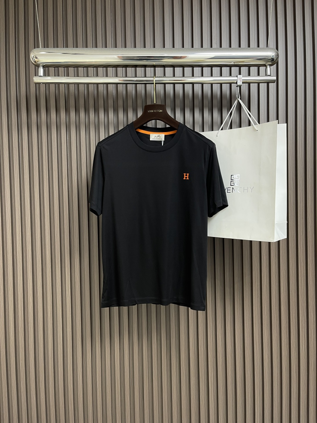 NO:486897,Hermes SS Spring and Summer New H-line three-dimensional embroidered short-sleeved T-shirt, French slightly loose cut style, high-fine luxury quality, and super light luxury.  The new elements embellish the latest fashion temperament and charming charm.  Customer-supplied knitted cotton fabrics are made by three-dimensional diamond-mounted pressing process to fully express the feeling of wear.  The texture is comfortable, and the detail and soft touch are invincible.  The three-dimensional H mark has no need to explain it.  A masterpiece of the embroidery craftsmanship of instrument needle point line, full and three-dimensional!  Concave and convex shapes show beauty and a new experience. Size M-3XL, hermes, T-shirt,tees, t-shirt,alexander wang19860909hermes ss春夏新款 H线条立体绣标短袖T恤,法式微宽松裁剪版型,高精细的奢华品质,轻奢感超强．全新元素点缀拥有最新的时尚气质及将魅力韵味．客供针织棉面料,经由立体菱格压架工艺而成能将穿着感表现的淋漓尽致．手感质感舒适,细节感和柔触感更是无敌．立体H标识刺微无需意去解释．器械针点线条刺绣工艺的杰作,饱满立体！凹凸造型彰显美感,凛然一新的体验.尺码M-3XL,,hermes,T-shirt,tees，t-shirt,alexander wang,Men's clothing