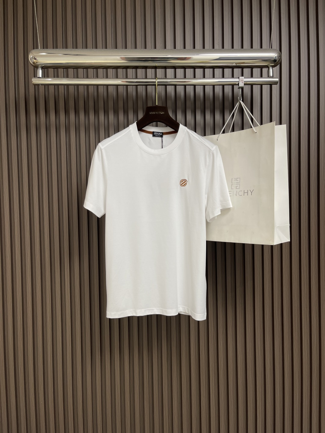 NO:425775,Zegna's classic micro-label logo embroidered short-sleeved round-neck T-shirt and collar design make the classic items look more refined and exquisite. The front chest micro-label is decorated with the zegna logo, making the overall appearance more exquisite. Size M-3XL, T-shirt, alexander wang19860909Zegna 经典微标Logo刺绣短袖圆领 T 恤,包领口设计令经典单品更显精致考究.前胸微标饰有zegna logo标识,令整体外观更为考究.尺码M-3XL,,T-shirt,alexander wang,Men's clothing