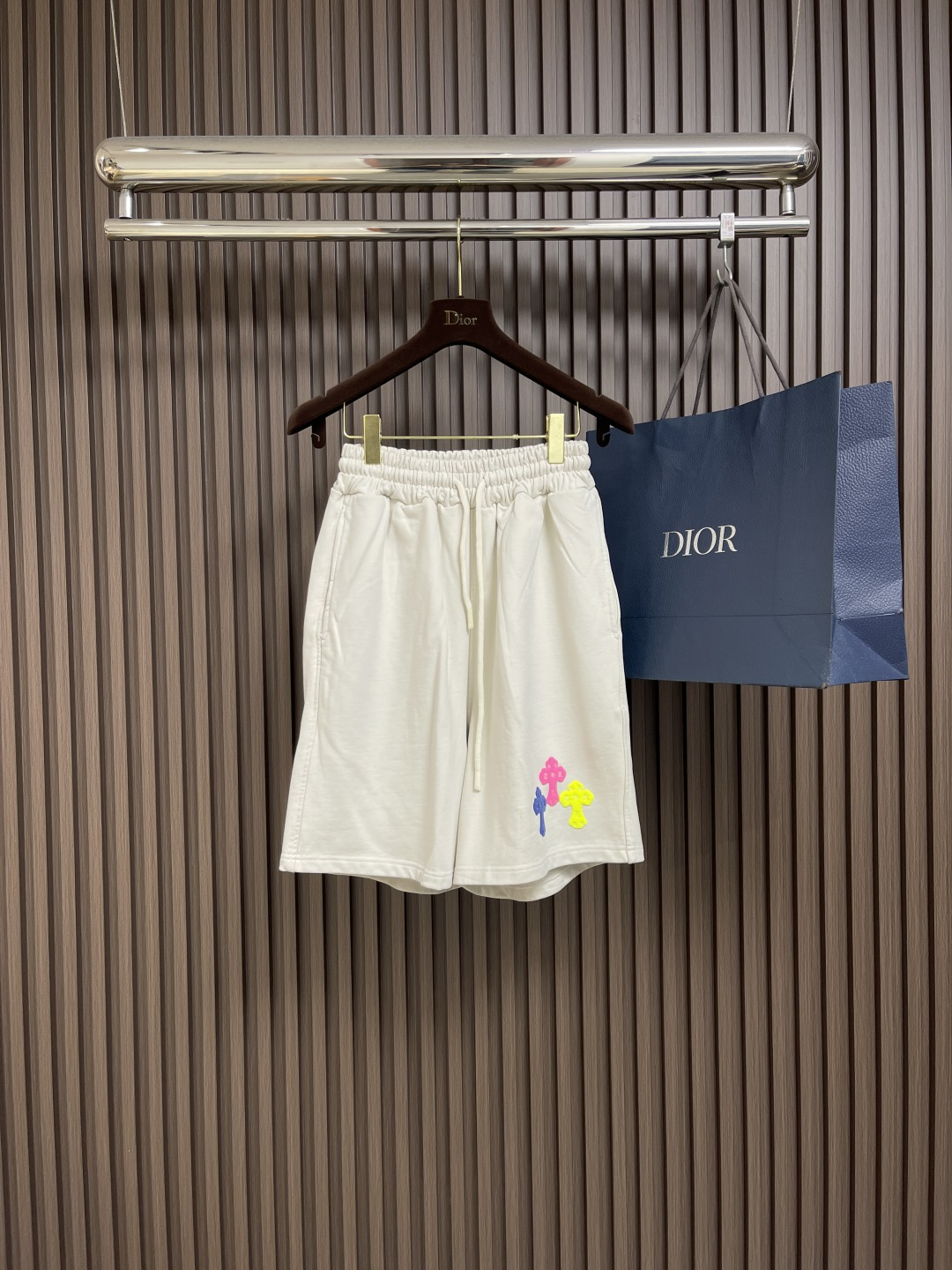 NO:428087,CH Croxin 2025SS spring and summer new CH colorful cross logo shorts, loose cotton cropped pants. Port trade orders, a must-have for trendy people!  Top jersey pure cotton fabric, with dazzling colorful cross logo, unique style with super high recognition!  Undoubtedly popular high street styles, with cross logo embellishments, unique personality, and vividly interpreting high streets and personality. The extremely high recognition shows your extraordinary dress style, and the 360-degree interpretation of brand charm is really enough and fashionable. This is the strength and rank that mainstream high streets should demonstrate!  Size M-XXL, chrome hearts, shorts, alexander wang19860909CH 克罗心 2025SS春夏新款CH彩色十字架标识短裤,宽松纯棉五分裤.港口贸易订单,潮人必备的神物！顶级平纹针织纯棉面料,极具亮眼的彩色十字架logo,独特的风格拥有超高辨识度！毋庸置疑的人气高街潮款,十字架logo点缀,个性独特,将高街以及个性诠释的淋漓尽致.极高的辨识度显示自身不凡的穿着格调,360度无死角的诠释品牌魅力,真的足够到位跟时尚,这就是主流高街所应彰显的实力跟段位！尺码M-XXL,,chrome hearts,shorts,alexander wang,Men's clothing