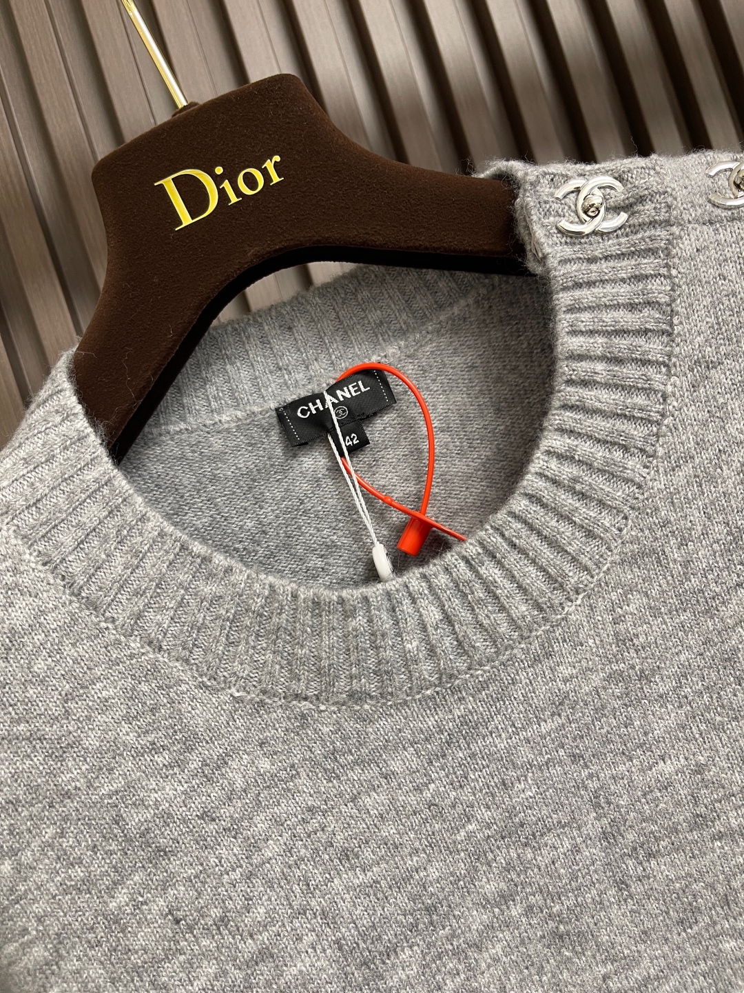 Chanel School Bag with Knitted Sweaters and Woven Wool Fabrics: Detailed Design and Stitching Techniques - 图片 6