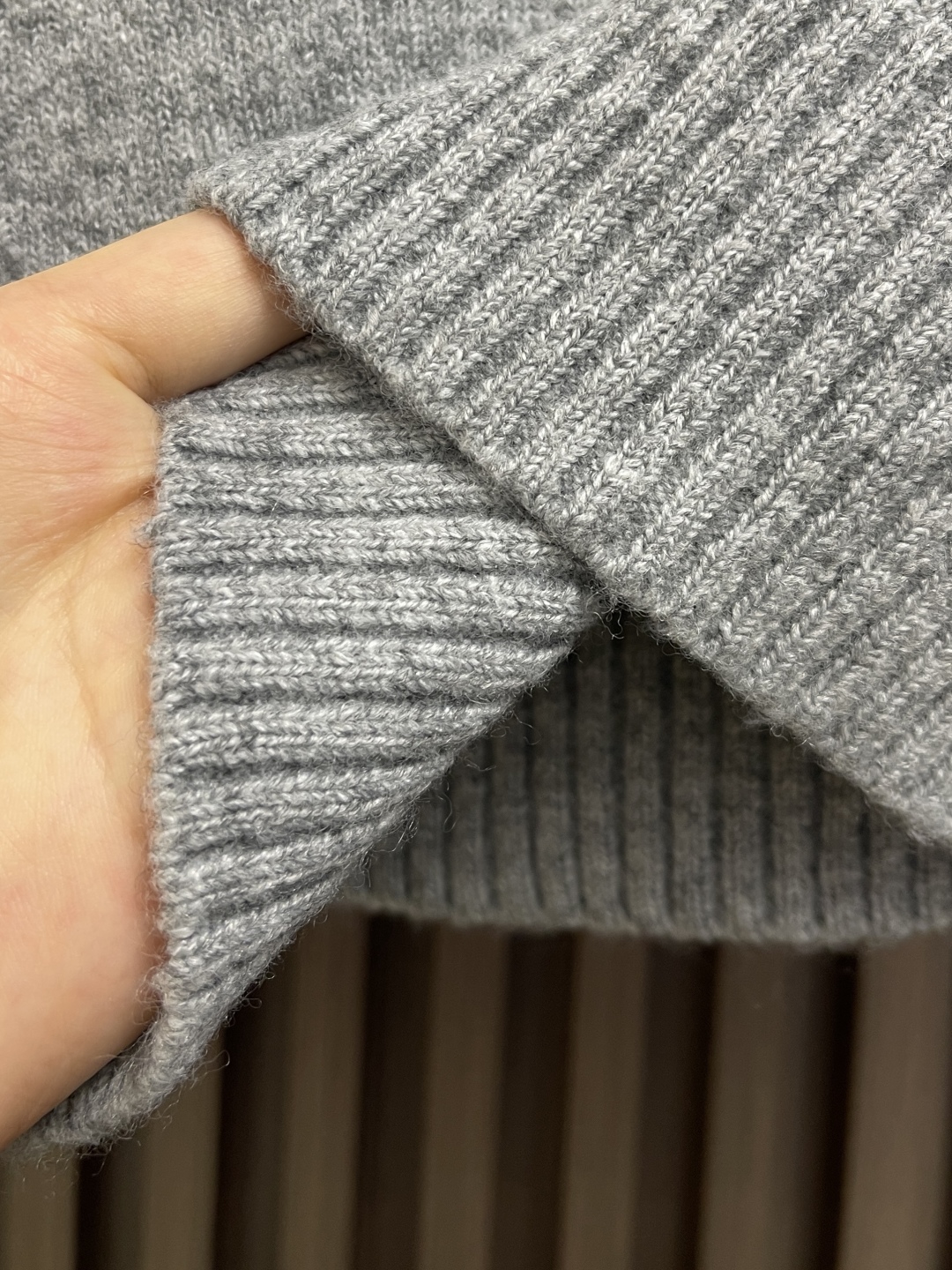 Chanel School Bag with Knitted Sweaters and Woven Wool Fabrics: Detailed Design and Stitching Techniques - 图片 8
