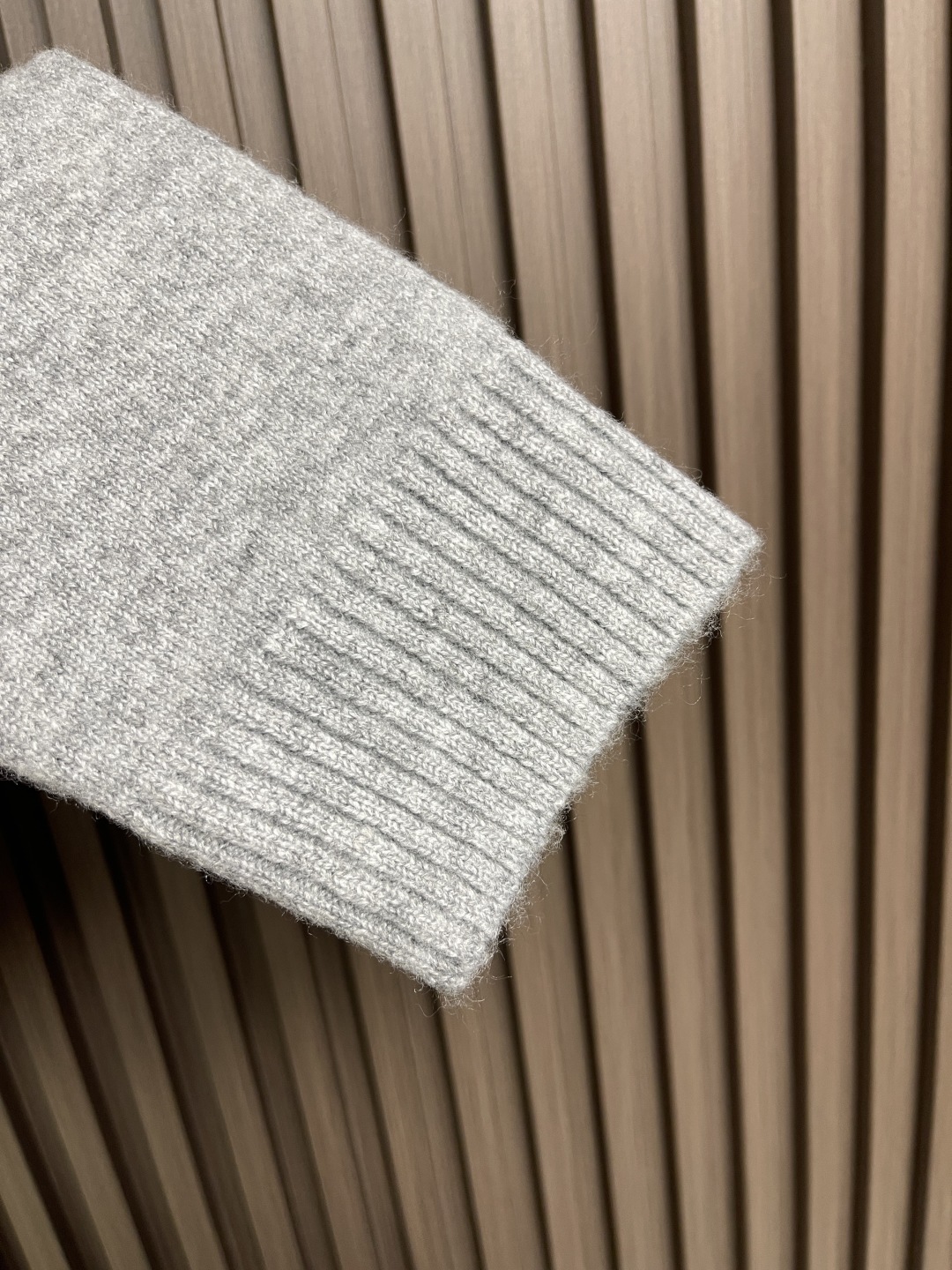 Chanel School Bag with Knitted Sweaters and Woven Wool Fabrics: Detailed Design and Stitching Techniques - 图片 7