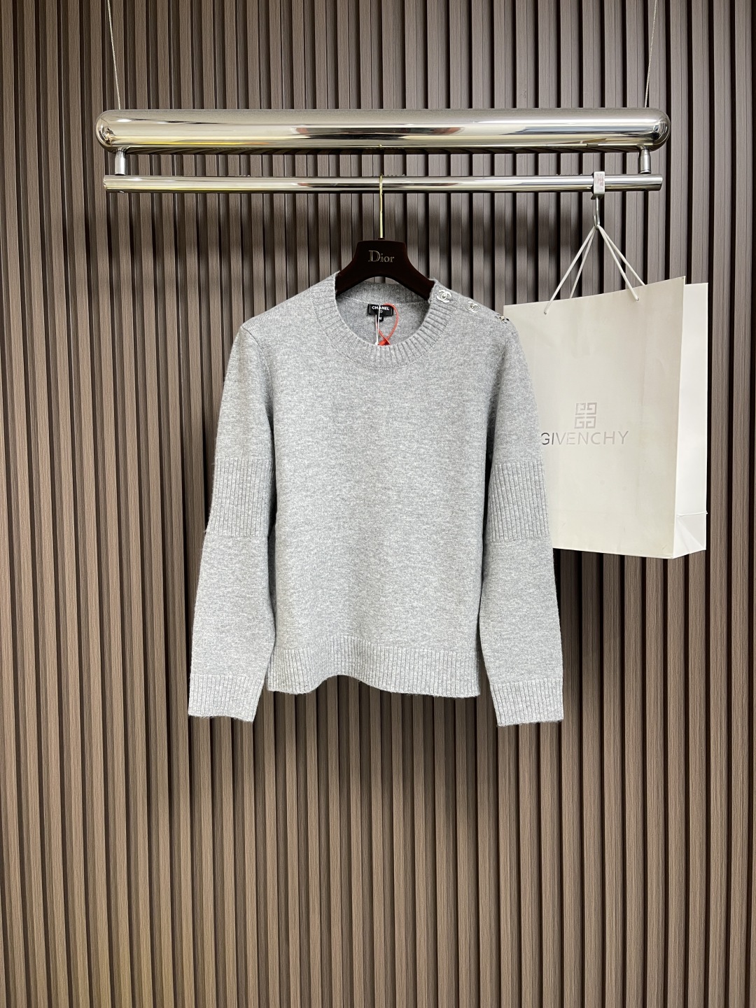 Chanel School Bag with Knitted Sweaters and Woven Wool Fabrics: Detailed Design and Stitching Techniques - 图片 1