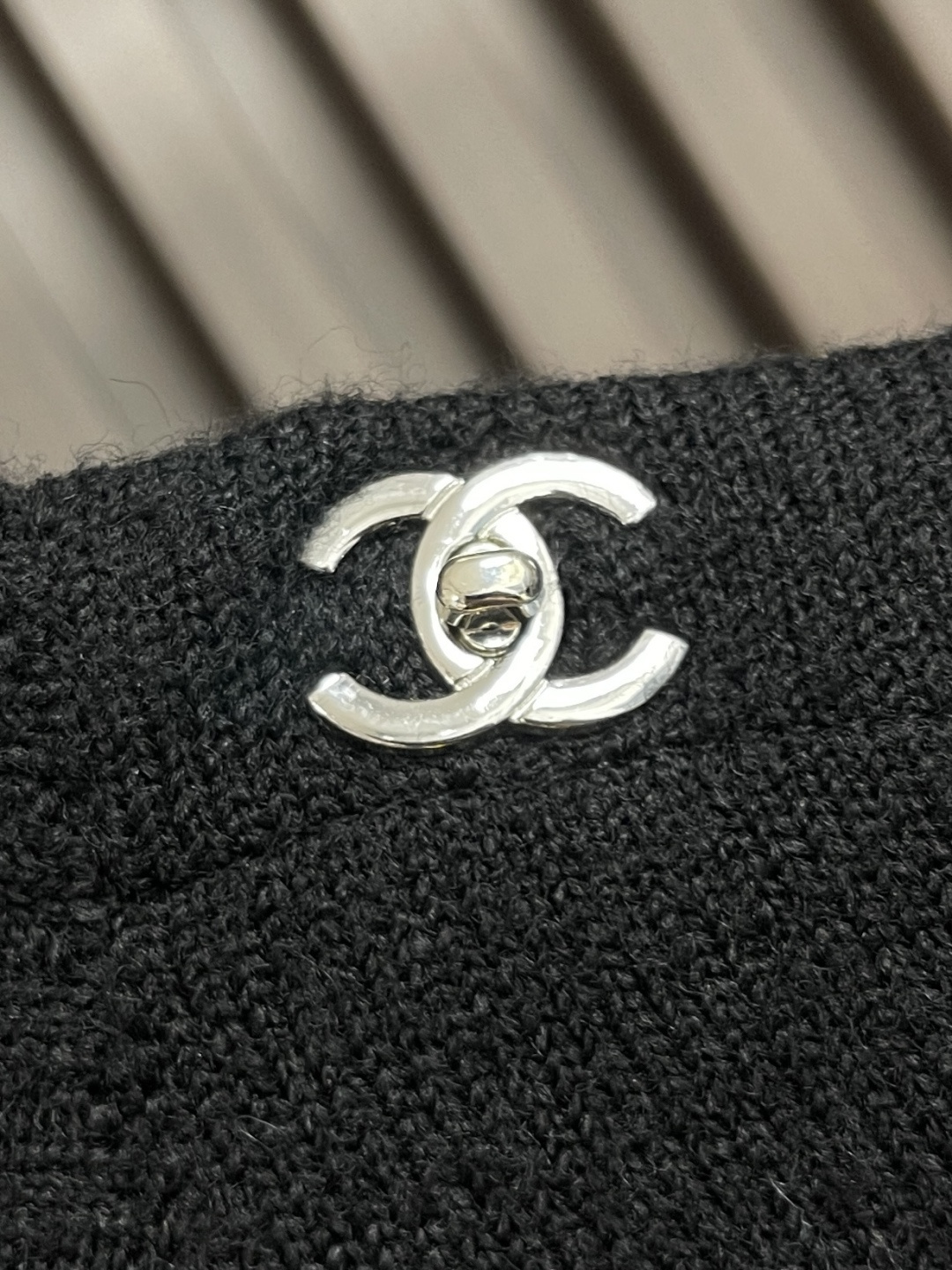 Chanel School Bag with Knitted Sweaters and Woven Wool Fabrics: Detailed Design and High-Quality Stitching - 图片 5