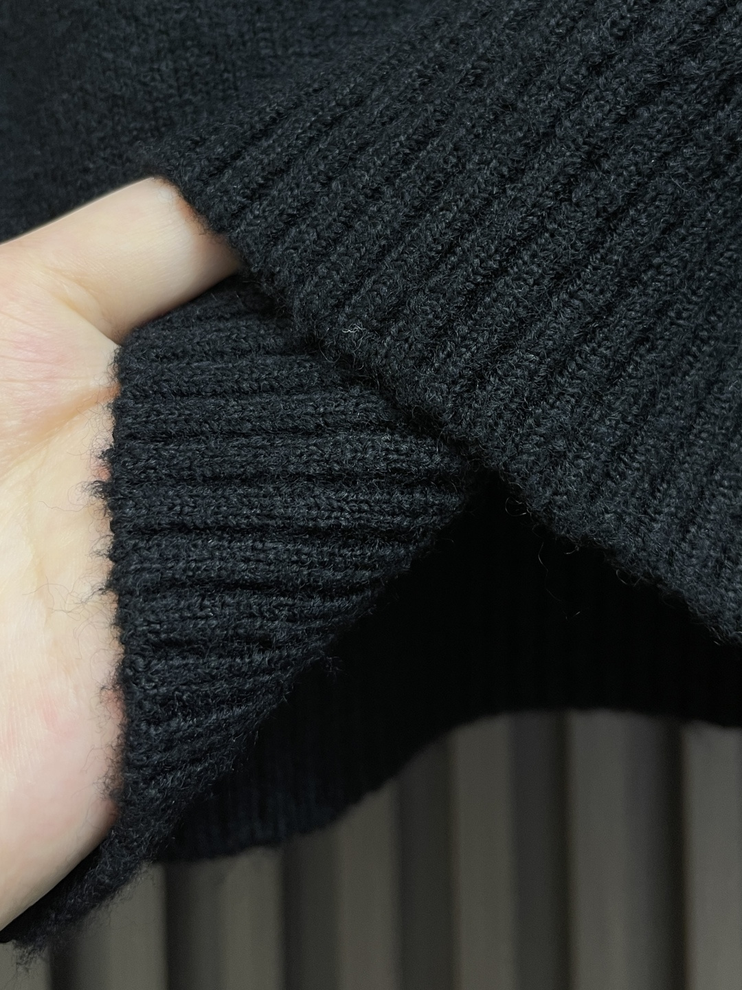 Chanel School Bag with Knitted Sweaters and Woven Wool Fabrics: Detailed Design and High-Quality Stitching - 图片 8