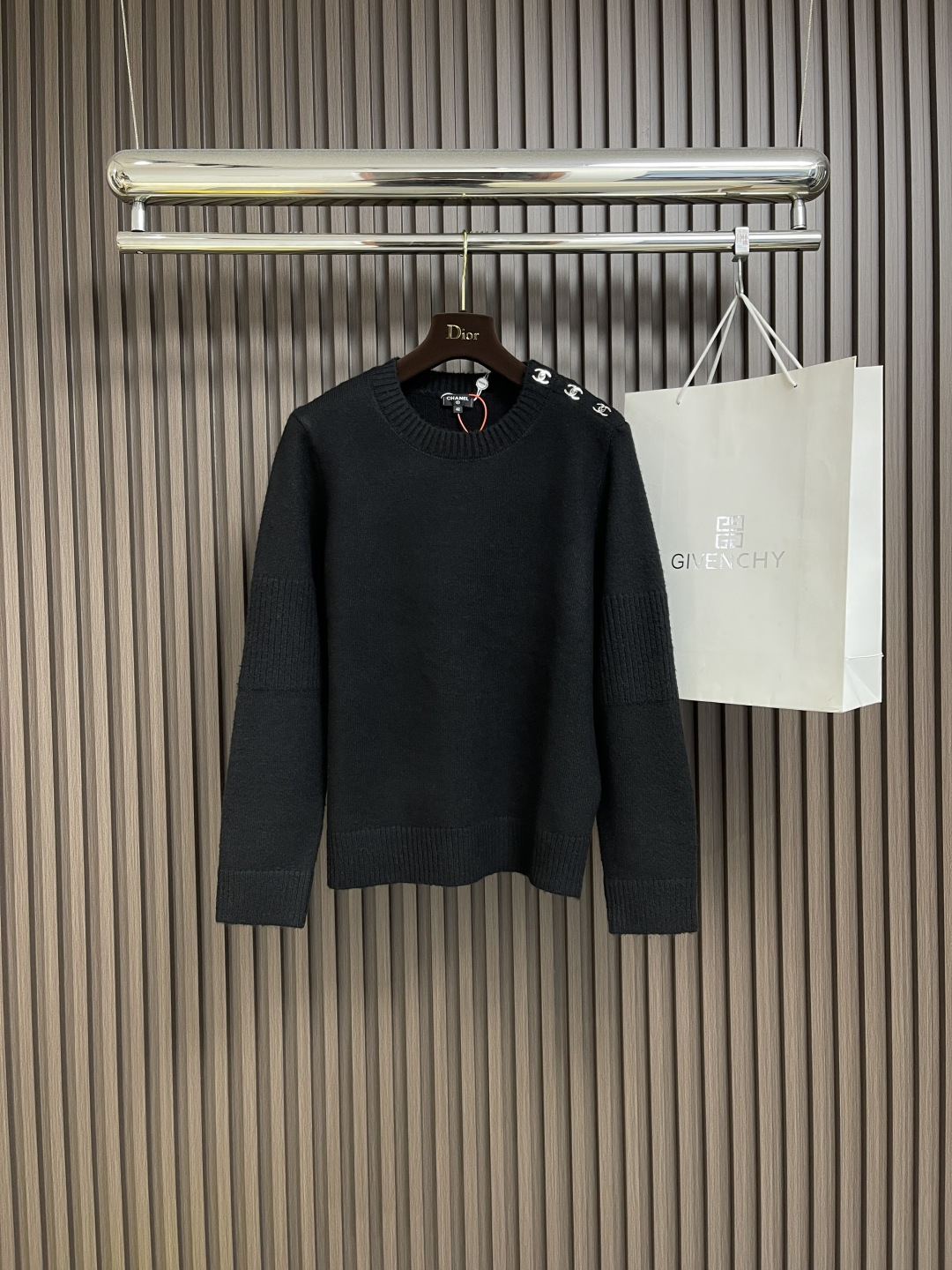 Chanel School Bag with Knitted Sweaters and Woven Wool Fabrics: Detailed Design and High-Quality Stitching