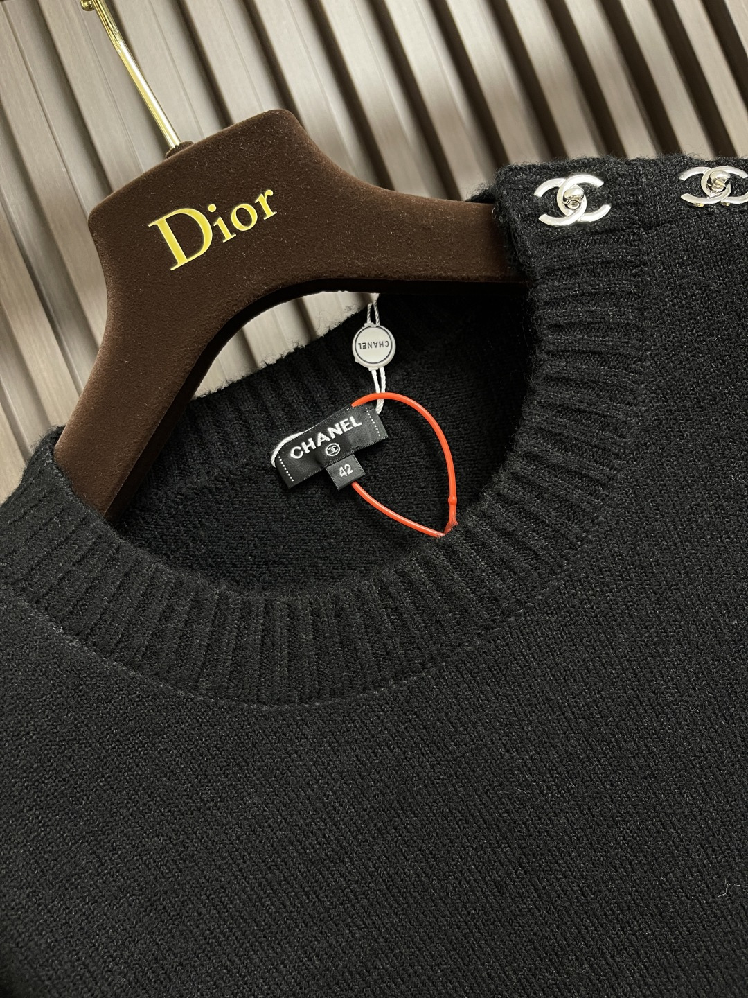 Chanel School Bag with Knitted Sweaters and Woven Wool Fabrics: Detailed Design and High-Quality Stitching - 图片 6