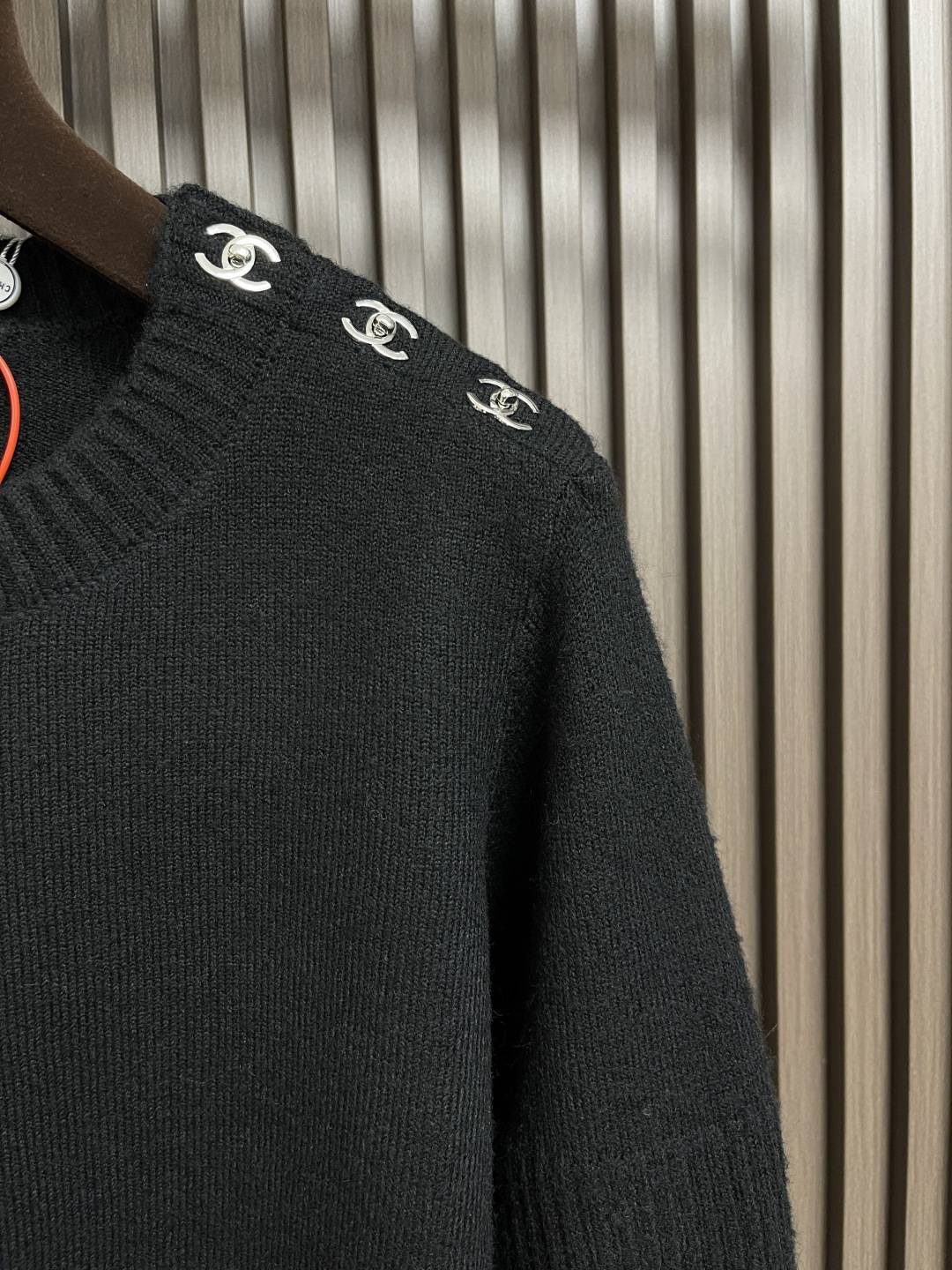 Chanel School Bag with Knitted Sweaters and Woven Wool Fabrics: Detailed Design and High-Quality Stitching - 图片 4