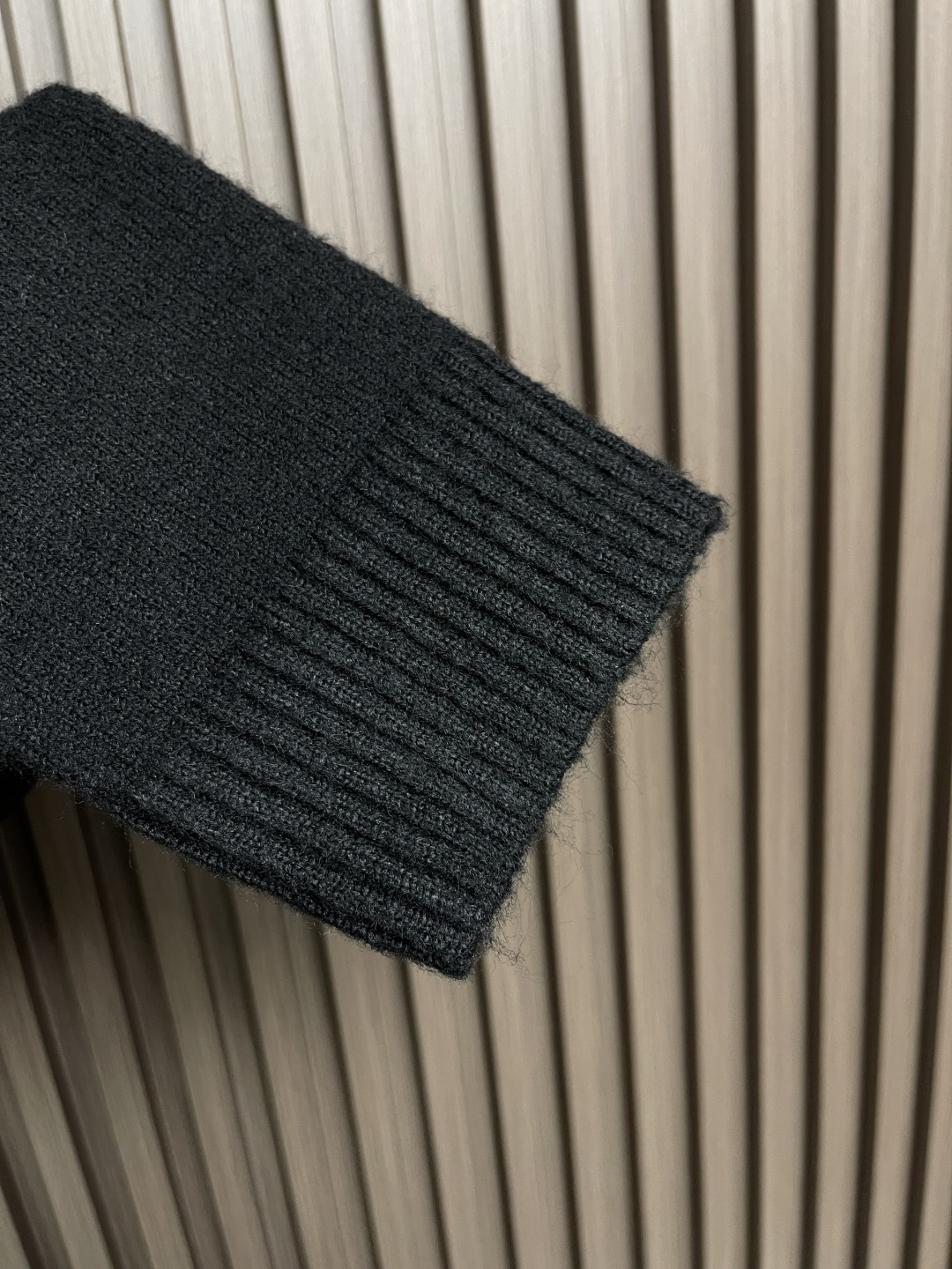 Chanel School Bag with Knitted Sweaters and Woven Wool Fabrics: Detailed Design and High-Quality Stitching - 图片 7