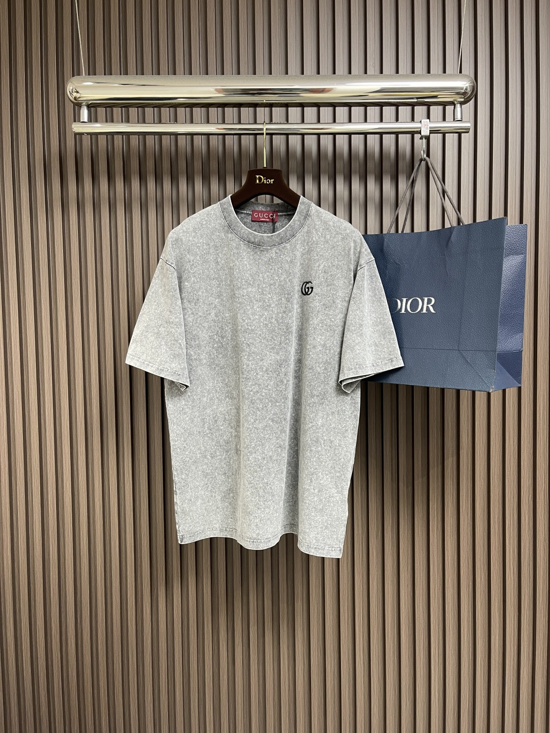 NO:428079,GUCCI  Batik double G embroidered two-color round neck short-sleeved T-shirt, in the fashion cycle, the retro trend always occupies a unique place, and this ready-to-wear batik short-sleeved short-sleeved one is undoubtedly a brilliant existence on the road to retro advancement. It interprets the fusion of classics and trends with a heavy industry attitude. It uses high-quality cotton fabrics and is carefully crafted by ready-to-wear batik technology. During the batik process, dyes and fabrics are deeply blended, and every inch of fabric presents a unique  Color texture, gray and orange, like the stone roads that come from time to time, with a matte and hazy retro feeling; orange is like an old wall kissed by the sun, with a warm and layered tone. Heavy fabrics give the clothes a solid thickness and drape. When touched, you can feel the rusticity of cotton fibers and the unique texture after batik. Heavy industry technology makes this retro texture more mellow. The classic double on the chest  G embroidery logo, presented in fine needle method, the white embroidery thread is particularly eye-catching on the retro background, which not only retains the classic recognition of the brand, but also perfectly matches the retro atmosphere of ready-to-wear batik. Size XS-L, gucci, T-shirt, tees, t-shirt, alexander wang19860909GUCCI 蜡染双G刺绣两色圆领短袖T恤,在时尚的轮回里,复古风潮始终占据着独特的席位,而这款成衣蜡染短袖,无疑是复古进阶之路上的亮眼存在,以重磅重工的姿态,诠释着经典与潮流的融合.采用优质棉面料,经成衣蜡染工艺悉心打造.蜡染过程中,染料与面料深度交融,每一寸布料都呈现出独特的色泽纹理,灰色与橙色两款,似从岁月中走来灰色如旧时光里的石板路,带着磨砂般的朦胧复古感；橙色像被阳光亲吻过的老墙,有着温暖且富有层次的色调.重磅面料赋予衣物扎实的厚度与垂坠感,触摸时,能感受到棉纤维的质朴与蜡染后独特的肌理,重工工艺让这份复古质感更显醇厚.胸前经典的双 G 刺绣标识,以精细的针法呈现,白色绣线在复古底色上格外醒目,既保留品牌的经典辨识度,又与成衣蜡染的复古氛围完美契合.尺码XS-L,,gucci,T-shirt,tees，t-shirt,alexander wang,Men's clothing