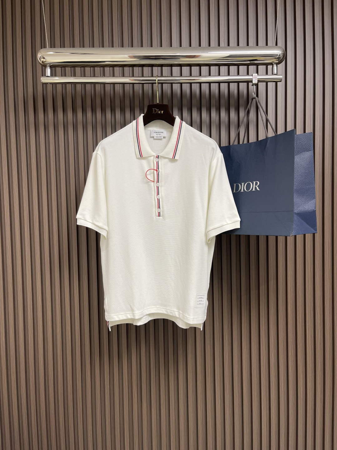 NO:428089,THOM BRKWNE TB striped knitted POLO shirt, the fabric is made of 28 single-digit Xinjiang long velvet cotton, four-level and one-empty needle method, and is knitted using imported island precision machine. The hem is short in front and long in the back, which can avoid the feeling of restraint and discomfort during wearing, which increases the comfort of wearing. The white-edged POLO collar plaque is 5-button, and natural shell buttons are used for deep sea tarot white butterfly shells, the large body is wide striped contrasting color, the sleeves are classic four-bar knitted, and the back collar is inlaid with three-color webbing. The overall line is straight and delicate, the fabric is comfortable and soft, and the color is consistent and has no color difference. It can be matched with the same style to create a fashionable look, and control various occasions, customized auxiliary materials, complete three standards, the same style for men and women!  Size 1-2-3-4,,alexander wang19860909THOM BRKWNE TB 条纹针织POLO衫,面料采用28支单分百新疆长绒棉,四平一空针法,使用进口岛精机编织,下摆采用开叉设计前短后长,可以避免穿着过程中出现束缚感和不适感增加了穿着的舒适度.白边POLO领门襟5扣,使用天然贝壳扣深海塔罗白蝶贝,大身宽条纹撞色,袖子经典四杠针织处理,后领镶入三色织带,整体走线平直细腻,面料舒适柔软,颜色一致无色差 能与同款搭配营造时尚造型,驾驭各种场合,定制辅料,三标齐全,男女同款！尺码1-2-3-4,,alexander wang,Men's clothing