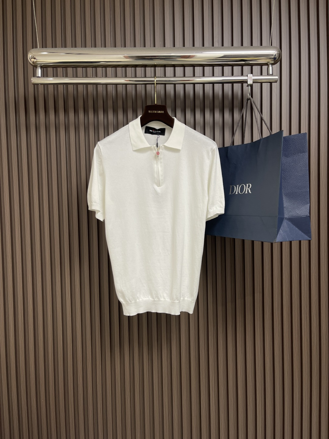 NO:428094,Kiton's classic logo knitted semi-pull training POLO shirt was founded in Naples, Italy in 1968. Founder Ciro Paone has an almost crazy persistence in quality. 'Add one more point above the full score' is the brand's consistent guiding principle. As a representative of classic elegance, Kiton uses traditional craftsmanship, rare fabrics, and exquisite tailoring to give clothes a vivid vitality. Size 48-54,,alexander wang19860909Kiton经典标识针织半拉练POLO衫,品牌于1968年创立于意大利那不勒斯,创始人Ciro Paone先生对品质有着近乎疯狂的执着,'满分之上再加一分'是品牌一贯的指导原则.作为经典优雅的代表,Kiton以传统的工艺,珍稀的面料,精湛的剪裁,赋予衣服鲜活的生命力.尺码48-54,,alexander wang,Men's clothing