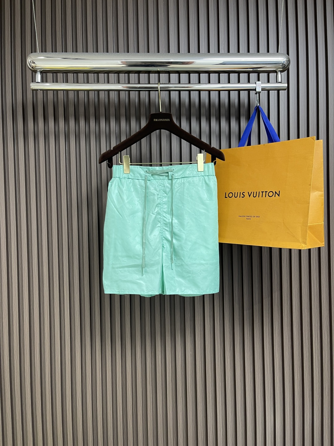 NO:428119,LV 2025ss Spring and Summer New Pocket Beach Shorts, Monogram 3D Pocket Beach Shorts are a swimsuit style, which is a new and innovative style. Monogram embossed fabric presents texture, and 3D Pockets highlight the trend of the season. It also has white drawstrings, eyelets of the same color and gold square nails on the back embellished material polyester. Polyester. S-XL,,louis vuitton, shorts, alexander wang19860909LV 2025ss春夏新款口袋沙滩短裤,Monogram 3D 口袋沙滩短裤为泳装造型吹来鲜明新意.Monogram压纹面料呈现纹理质感,3D 口袋彰显当季潮流,另有白色抽绳、同色孔眼和背面钜金方钉点缀材质涤纶 内衬涤纶 尺码S-XL,,louis vuitton,shorts,alexander wang,Men's clothing