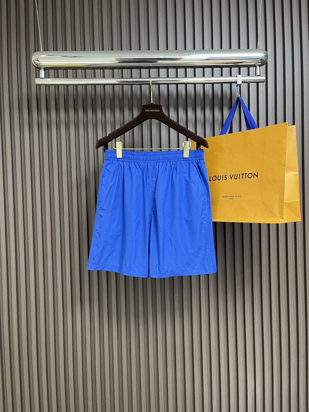 NO:428123,LV 2025ss Spring and Summer New MONOGRAM Beach Shorts, this beach shorts are imprinted with a full Monogram Constellation pattern with a technological quick-drying fabric, releasing dynamic vitality with new season tones. The rear inscription square nail implicitly expresses the brand identity. Size S-XL,,louis vuitton, shorts, alexander wang19860909LV 2025ss春夏新款MONOGRAM 沙滩短裤,本款沙滩短裤为科技速干面料压印全幅Monogram Constellation图案,以新季色调释放动感活力.后部铭纹方钉含蓄抒写品牌身份.尺码S-XL,,louis vuitton,shorts,alexander wang,Men's clothing