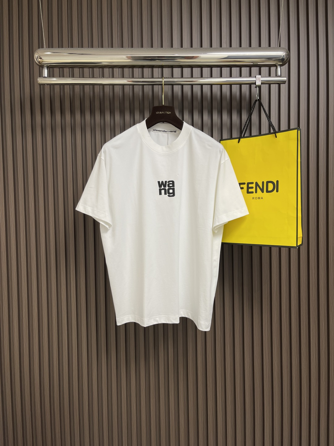 NO:428053,Alexander Wang 2025SS spring and summer new foam parallel printed short-sleeved T-shirt, so handsome. The printed foam is very textured, and the daily outfit is very comfortable and practical. It is super tough and has better texture than ordinary cotton. The fabric is delicate, soft and skin-friendly. Size S-XL, T-shirt,tees, t-shirt,alexander wang19860909Alexander Wang 2025SS春夏新款发泡对位印花短袖T恤,太帅了 印花发泡很有质感,日常穿搭很自在很实用,超级的有韧性比起一般的棉手感质感都更好的,面料质地细腻、柔软、亲肤.尺码S-XL,,T-shirt,tees，t-shirt,alexander wang,Men's clothing