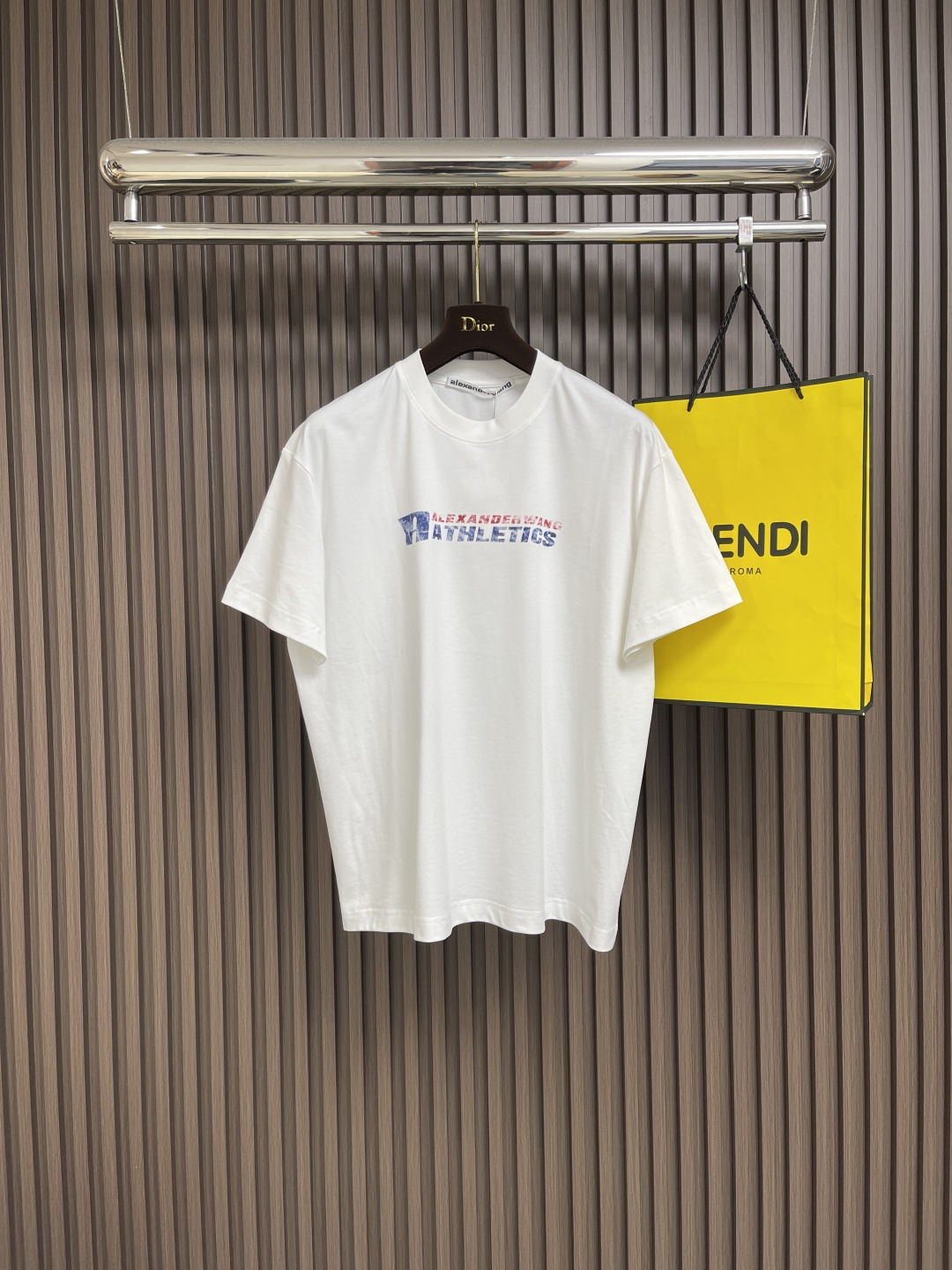 NO:425758,Alexander wang 2025ss Spring and Summer New Printed Letter Logo Round Neck T-shirt, good at shaping the hearts of young people, free and simple lifestyle and trend-oriented elements are deeply sought after by celebrities. It belongs to the os loose style, combined with the design of the shoulder, and the clean and simple color combination is particularly durable and suitable for daily life. The fabric is made of pure cotton, with good elasticity and high-quality materials. The advantage is that it is skin-friendly and breathable, and there is no sense of burden at all. Size S-XL, tees, t-shirt, alexander wang19860909Alexander wang 2025ss春夏新款印花字母logo圆领T恤,善于塑造年轻人的心,自由简约的生活方式和顺应潮流的元素深受明星达人的追捧.它是属于 os 宽松版型,结合正肩的设计,结合干净简单的配色就特别耐看,适合日常,面料是选用的是纯棉,弹性较好,高品质的材质,优点就是亲肤透气,完全没有负担感.尺码S-XL,,tees，t-shirt,alexander wang,Men's clothing