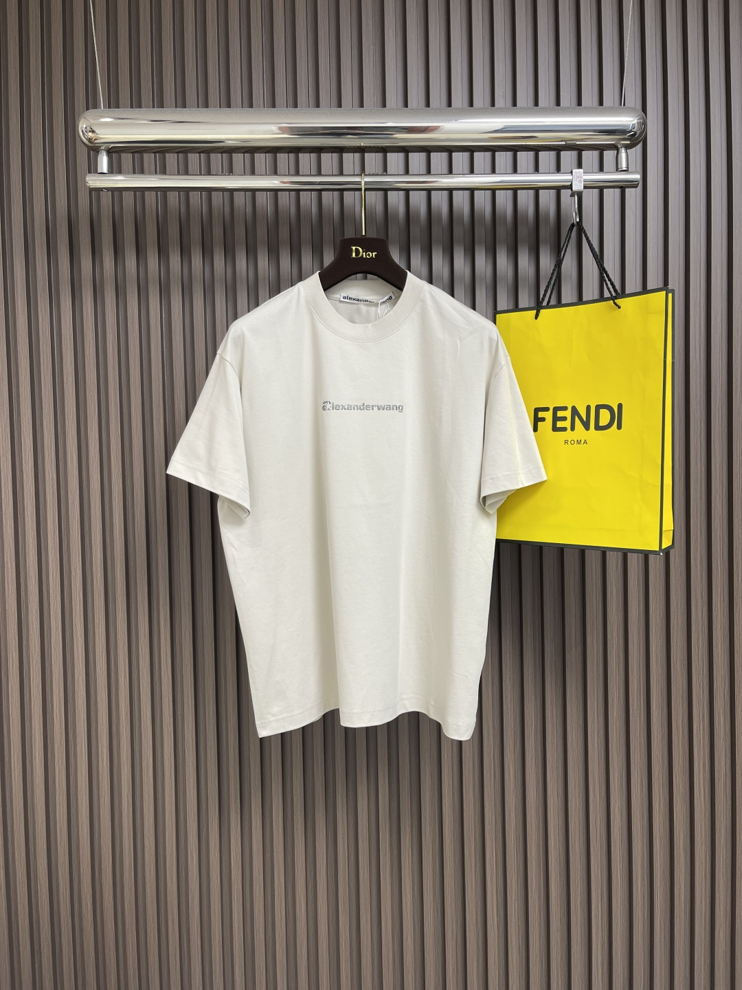 NO:428093,alexander wang 2025SS summer three-dimensional printed short-sleeved T-shirt, made of high-quality cotton fabric, skin-friendly and comfortable!  Perfect style!  A versatile style!  The logo design is unique, with the upper body effect full of trendy and vitality. Size S-XL, T-shirt,tees, t-shirt,alexander wang19860909alexander wang 2025SS夏季立体印花短袖T恤,采用优质棉质面料,亲肤舒适！版型完美！百搭款！logo设计别具一格,上身效果潮流时尚活力满满.尺码S-XL,,T-shirt,tees，t-shirt,alexander wang,Men's clothing