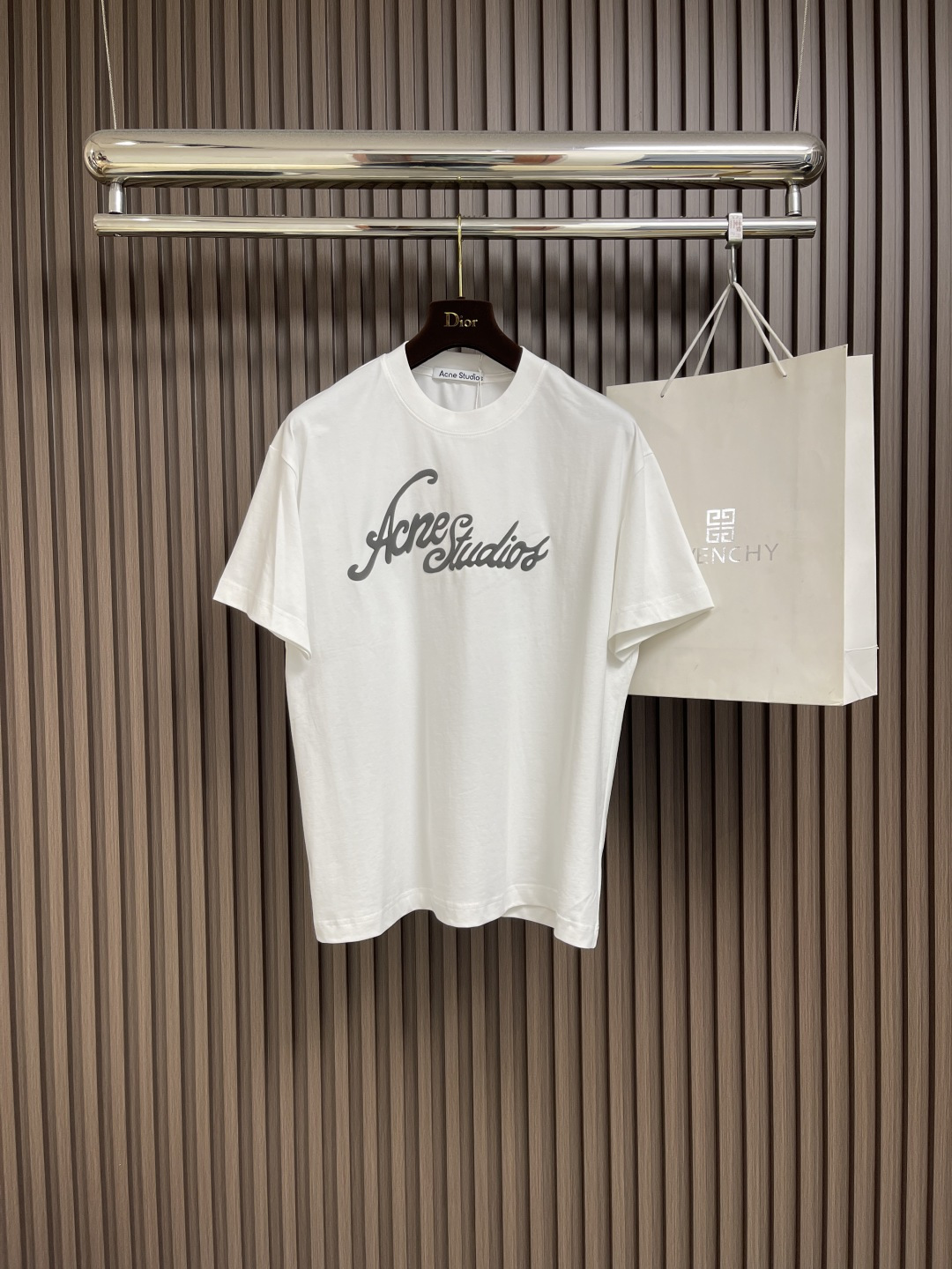 NO:428106,Acne Studios 2025SS spring and summer new foam parallel printed short-sleeved T-shirt, so handsome. The printed foam is very textured, and the daily wear is very comfortable and practical. Super toughness is better than the ordinary cotton texture. The fabric is delicate, soft and skin-friendly. Size S-XL, acne studios, dior, T-shirt, tees, t-shirt, alexander wang19860909Acne Studios 2025SS春夏新款发泡对位印花短袖T恤,太帅了 印花发泡很有质感,日常穿搭很自在很实用,超级的有韧性比起一般的棉手感质感都更好的,面料质地细腻、柔软、亲肤.尺码S-XL,,acne studios,dior,T-shirt,tees，t-shirt,alexander wang,Men's clothing