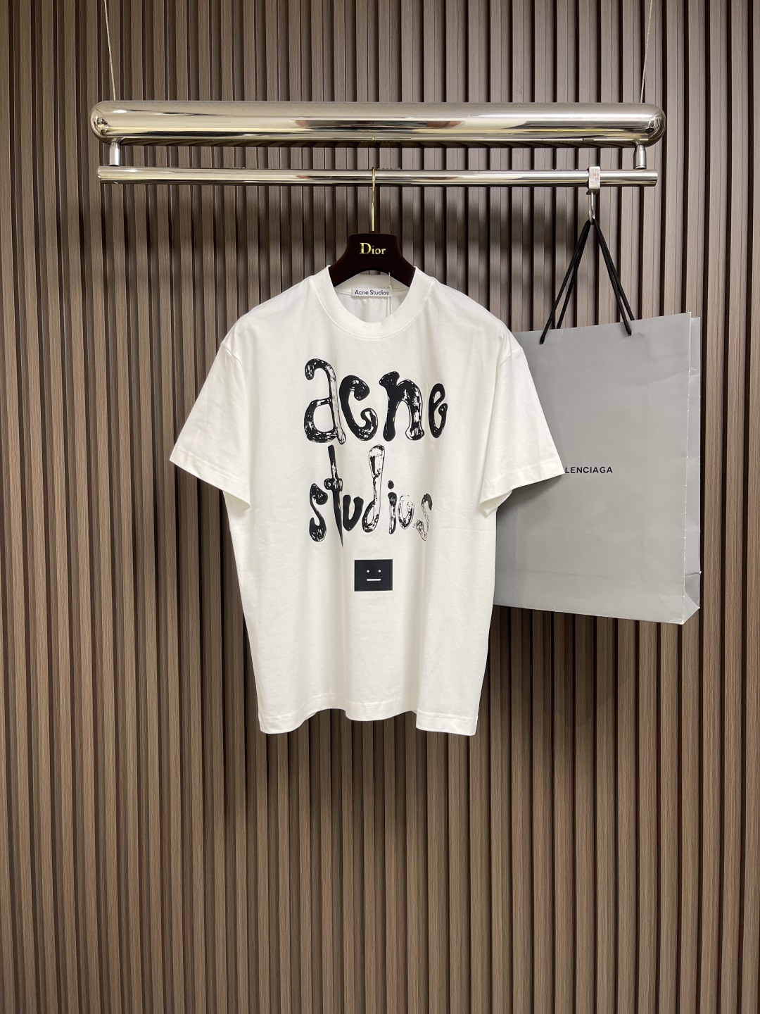 NO:425748,Acne Studios 2025SS summer new style graffiti hand-painted letters smiley face LOGO short-sleeved T-shirt, customized fabric dye 300g pure cotton fabric, comfortable skin, durable and easy to wear, classic graffiti logo design. Size S-XL,,acne studios,dior,T-shirt,tees,t-shirt,alexander wang19860909Acne Studios 2025SS夏季新款涂鸦手绘字母笑脸LOGO 短袖T恤,面料定制定染 300克纯棉面料,贴肤舒适,耐看又好穿,经典涂鸦logo设计.尺码S-XL,,acne studios,dior,T-shirt,tees，t-shirt,alexander wang,Men's clothing