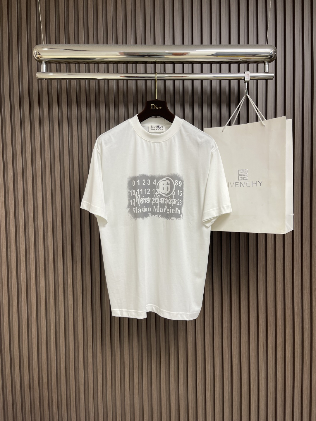 NO:425786,maison magiel MM6 2025SS spring and summer new short-sleeved T-shirt, customized exclusive wash-water pure cotton fabric, chest printed logo design!  Simple and generous, calm and versatile, extremely high-end, perfectly integrated with fashion and style, a top fashionable style that perfectly suits the outside wear!  The overall feeling is natural!  The ultimate classic and versatile style, customized original cotton fabric!  The ultimate perfection of heavy industry. Size S-XXL,,masion margiela,masion margiela,T-shirt,tees,t-shirt,alexander wang19860909maison margiel MM6 马吉拉 2025SS春夏新款短袖T恤,定制专属洗水纯棉面料,胸前印花logo设计！简约大方,从容百搭,档次极高,完美融入时尚还有风情感一款完美符合外穿的顶尖时髦气质款！整体给人浑然天成的感觉！极致经典的百搭型,定制原版纯棉面料！极致的重工极致的完美 .尺码S-XXL,,masion margiela,masion margiela,T-shirt,tees，t-shirt,alexander wang,Men's clothing