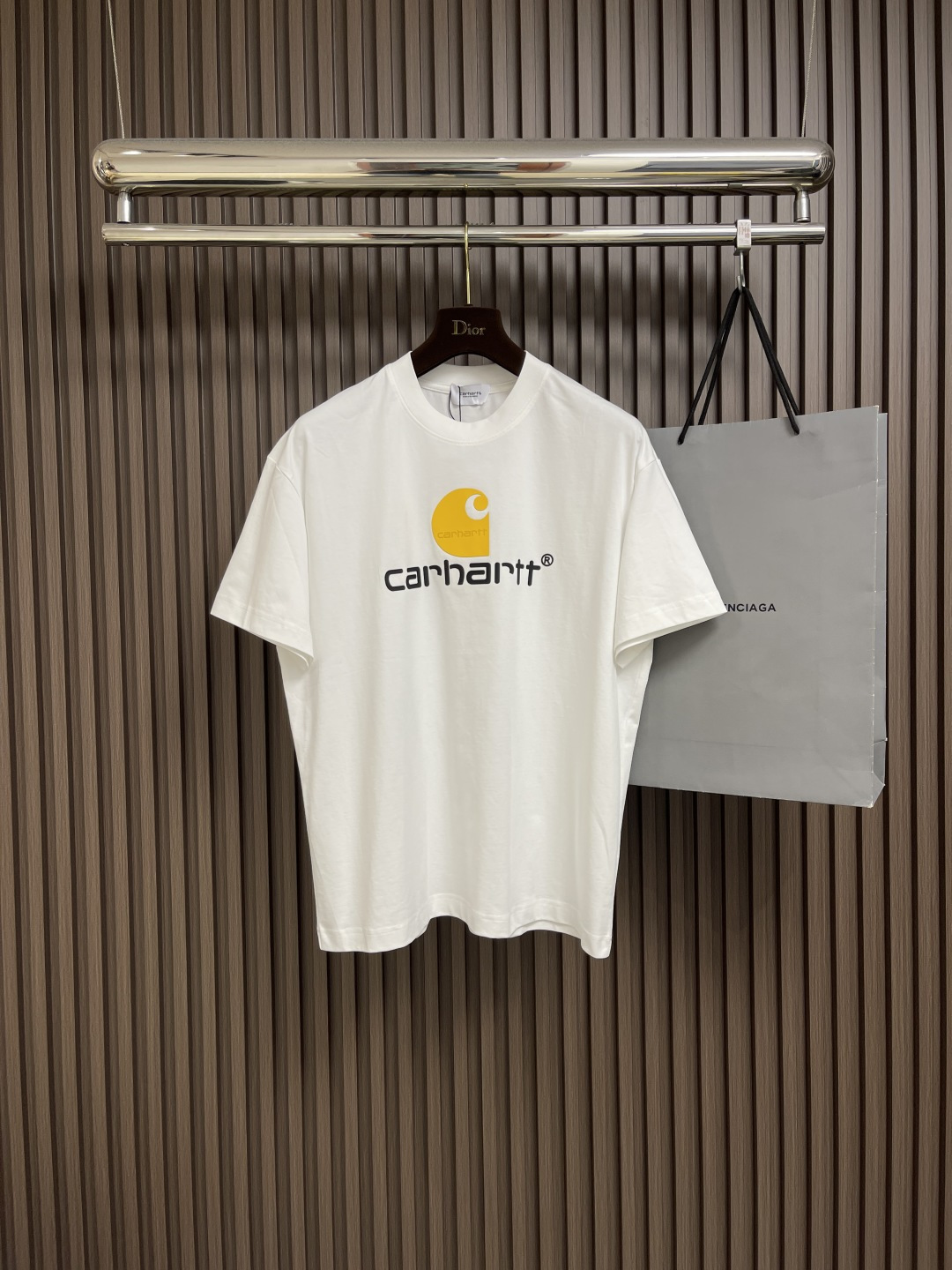 NO:428074,carhartt logo letter printed short-sleeved T-shirt, using pure cotton 12S fine cotton plain weave, fabric interwoven through plain weave tissue, with many yarn bending points, making the fabric have good firmness and wear resistance, the overall line is straight and delicate, the fabric is comfortable and soft, the color is consistent and colorless, it can be matched with the same style to create a fashionable look, control various occasions, customize auxiliary materials, complete three standards, the same style for men and women. Size S-XL,, T-shirt,tees, t-shirt,alexander wang19860909carhartt 徽标字母印花短袖T恤,采用纯棉12S精棉平纹,通过平纹组织方式交织而成的面料,纱线屈曲点也多,使得织物具有较好的坚牢度和耐磨性,整体走线平直细腻 面料舒适柔软 颜色一致无色差 能与同款搭配营造时尚造型,驾驭各种场合,定制辅料,三标齐全,男女同款.尺码S-XL,,T-shirt,tees，t-shirt,alexander wang,Men's clothing