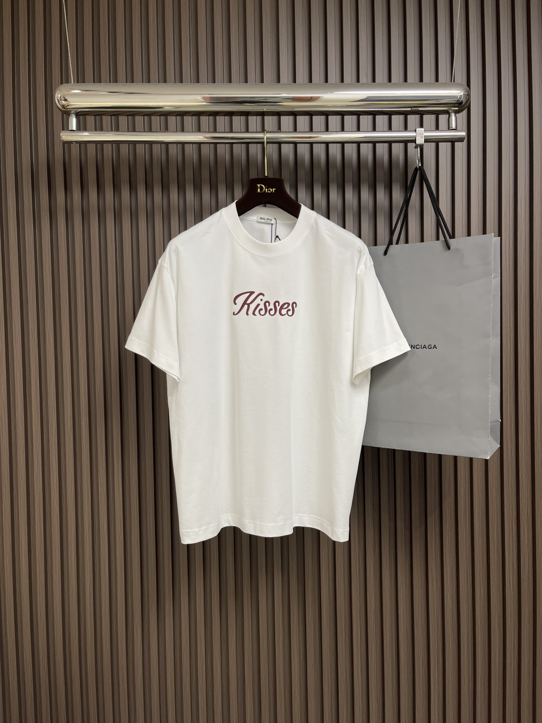 NO:428069,MIUMIU 2025ss Spring and Summer New Kusses Printed Short-Sleeve T-shirt is neither monotonous nor complicated, and it just shows your taste!  The fabric is comfortable, sweat-absorbing and breathable, and the unique high-end feeling of fabric presents a simple and elegant temperament!  Chest logo glue pressing design!  Full three-dimensional!  Standard cut design!  Size S-XL, miumiu, T-shirt,tees, t-shirt,alexander wang19860909MIUMIU 2025ss春夏新款kusses印花短袖T恤,既不单调也不复杂,恰到好处的展现品味！面料舒适吸汗透气根本不在话下,面料独具的高奢感呈现简约优雅气质！胸前logo压胶设计！饱满立体！标准裁剪设计！尺码S-XL,,miumiu,T-shirt,tees，t-shirt,alexander wang,Men's clothing