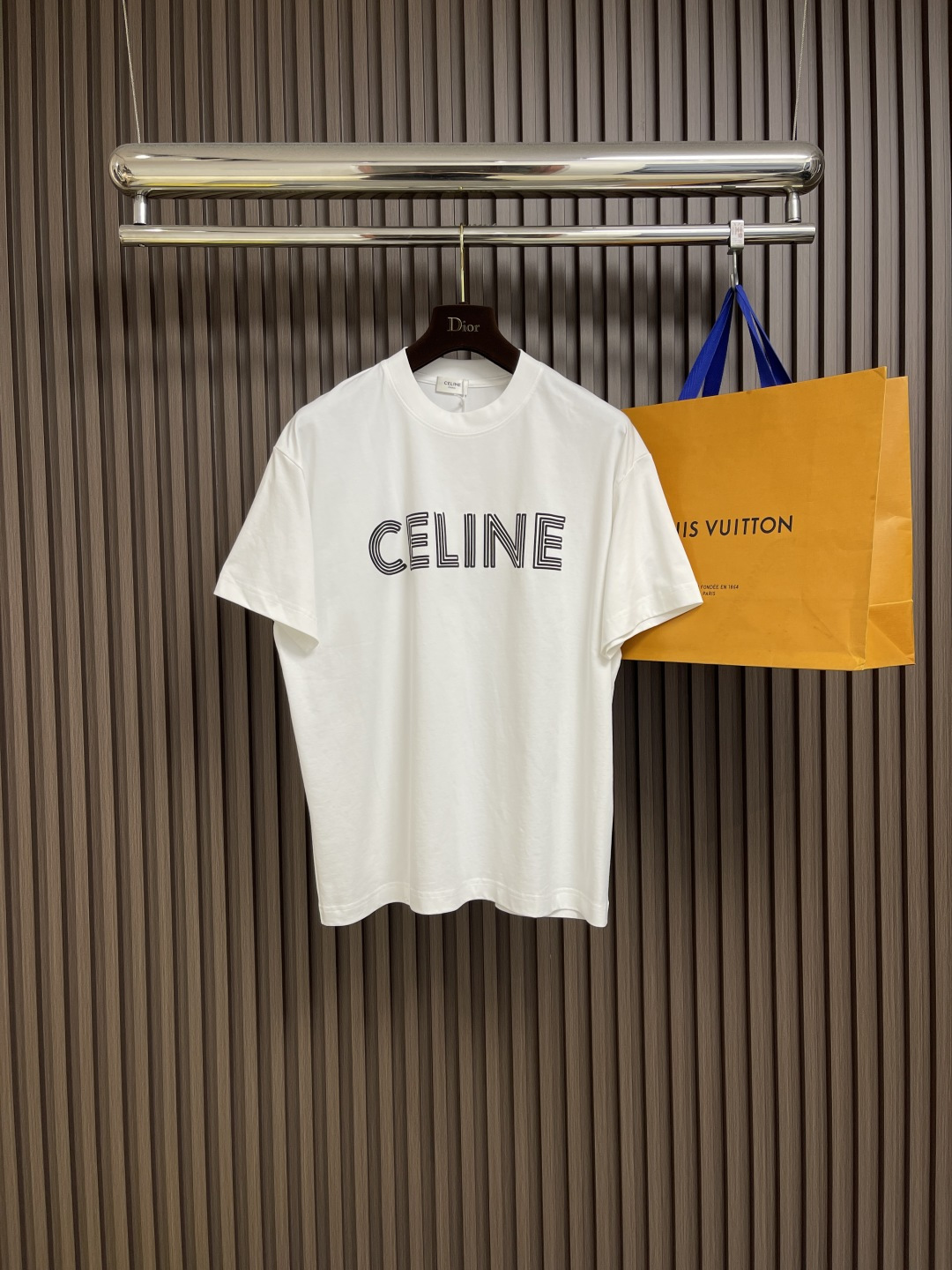 NO:425834,Celine Classic logo logo short-sleeved T-shirt, fabric is made of 50 double strands, soft and comfortable to the touch, comfortable and skin-friendly, simple to the extreme, fashionable, the simplest classic black T-shirt is the most touching, using elastic glue printing, neat and tidy, cumbersome workmanship, the fabric has been washed, the texture is better, not easy to deform, not easy to shrink, not easy to fade, maintaining long-term beauty. Size S-XL,,celine, T-shirt,tees, t-shirt,alexander wang19860909Celine 经典款logo标识短袖T恤,面料采用克50支双股 手感柔软 舒适亲肤 简单到极致就是时髦 最简单的经典黑百t恤 最能打动人心,采用弹力胶浆印花 效果工整整洁 做工繁琐,面料都经过浇洗 手感质感更佳 不易变形 不易缩水 不易褪色 保持长久的美观.尺码S-XL,,celine,T-shirt,tees，t-shirt,alexander wang,Men's clothing