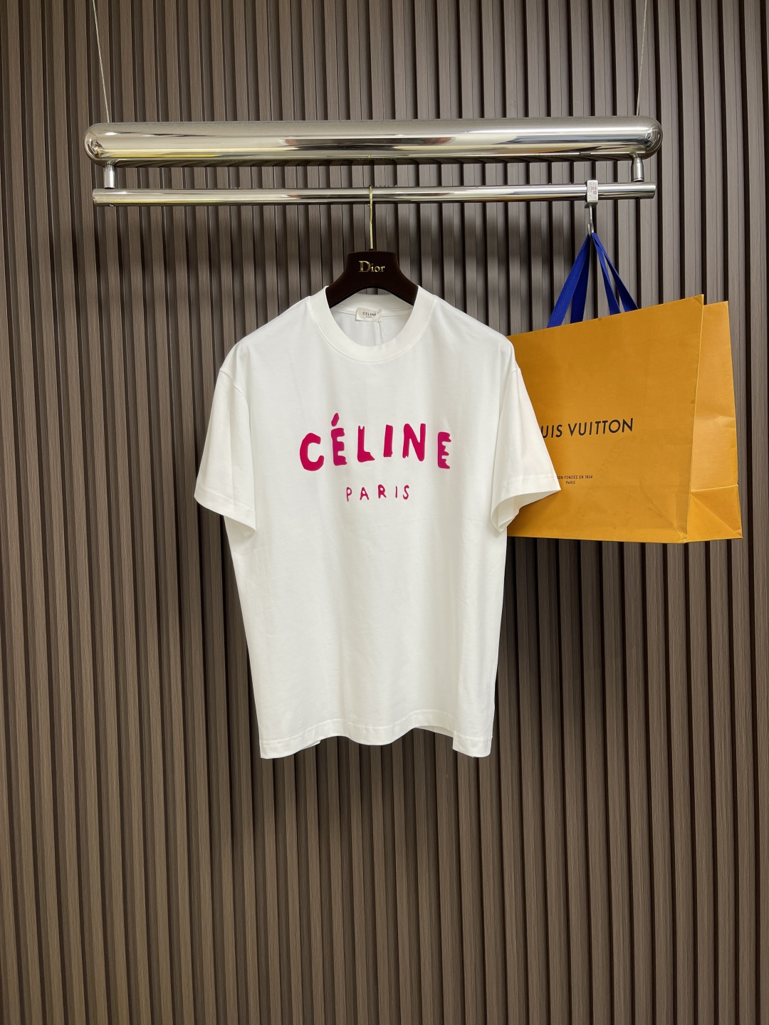 NO:425823,Celine graffiti printed round neck short-sleeved T-shirt, specific mercerated long-length cotton fabric, silicone oil environmentally friendly elastic offset printing, silicone oil has good elasticity, adding to glue can significantly improve the elasticity of the finished product and make the fabric softer and more comfortable. At the same time, it can enhance the adhesion between the glue and the fabric. The adhesive and the fabric are strongly adhered to, and are resistant to washing and wear, and are not easy to fall off or change color. Basic h loose round neck dress cut, classic round neck short-sleeved design, the inner seam is made with elastic inserts to prevent the clothes body from walking after washing multiple times. The cuffs and bottom edges of the hem are fixed with double bright lines. Size S-XL, celine, T-shirt,tees, t-shirt, alexander wang19860909Celine 涂鸦印花圆领短袖T恤,特定丝光长绒棉面料,硅油环保弹力胶印,硅油具有良好的弹性,添加到胶浆中可以显著提高成品的弹性,使面料更加柔软、舒适.同时能够增强胶浆与面料之间的附着力,胶浆与面料附着力强,耐洗耐磨,不易脱落或变色.基础h宽松圆领衣型剪裁,经典圆领短袖版型设计,内部做缝处以弹力嵌条的嵌入防止多次穿洗后衣身走行.袖口、下摆底边采用专机辑双明线收边固定.尺码S-XL,,celine,T-shirt,tees，t-shirt,alexander wang,Men's clothing