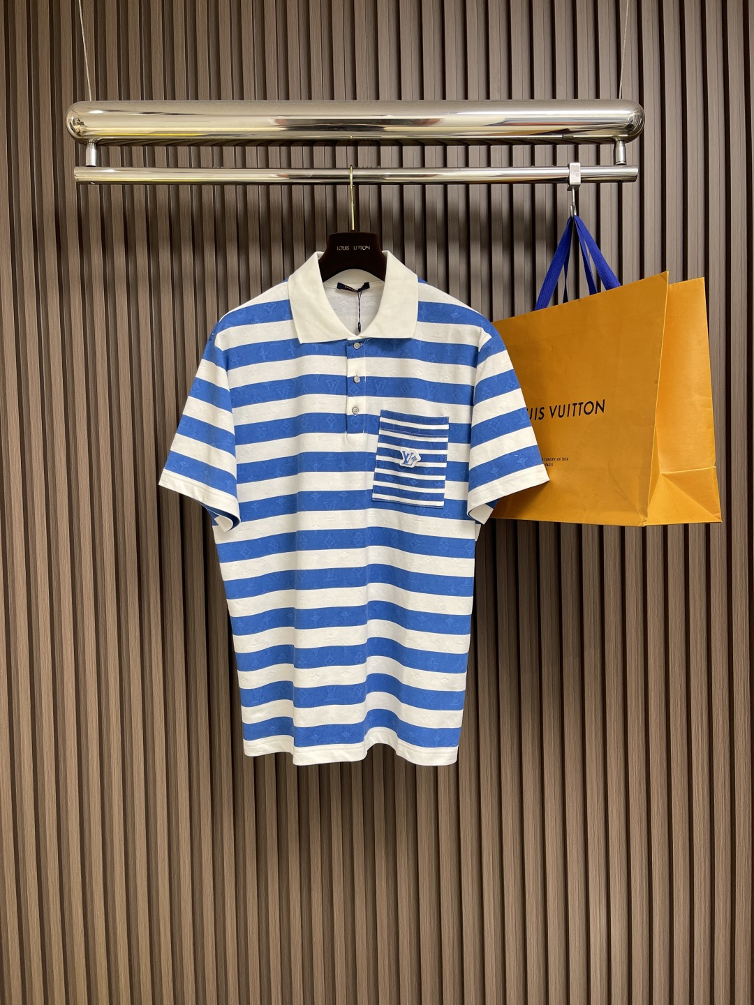 NO:425780,LV 2025ss Summer New POLO Polo Shirt, Blue Striped Cotton Print Short-Sleeve Shirt This shirt is made of organic cotton beaded cloth, decorated with blue and white stripes, and is printed with classic Monogram jacquard woven pattern. The chest pocket is decorated with contrasting patterns and rubber first letter details to create a unique splicing effect. The exquisite mother-of-pearl style buttons add icing on the cake for summer creation. Size S-XL,,louis vuitton, T-shirt, alexander wang19860909LV 2025ss夏季新款POLO马球衫,蓝色条纹纯棉印花短袖衫 这款 衫采用有机棉珠地布制成,饰有蓝色和白色条纹,印有经典的Monogram 提花梭织图案.胸袋饰有撞色图案和橡胶首字母细节,营造出别具一格的拼接效果.精致的珍珠母贝风格纽扣为夏季创作锦上添花.尺码S-XL,,louis vuitton,T-shirt,alexander wang,Men's clothing