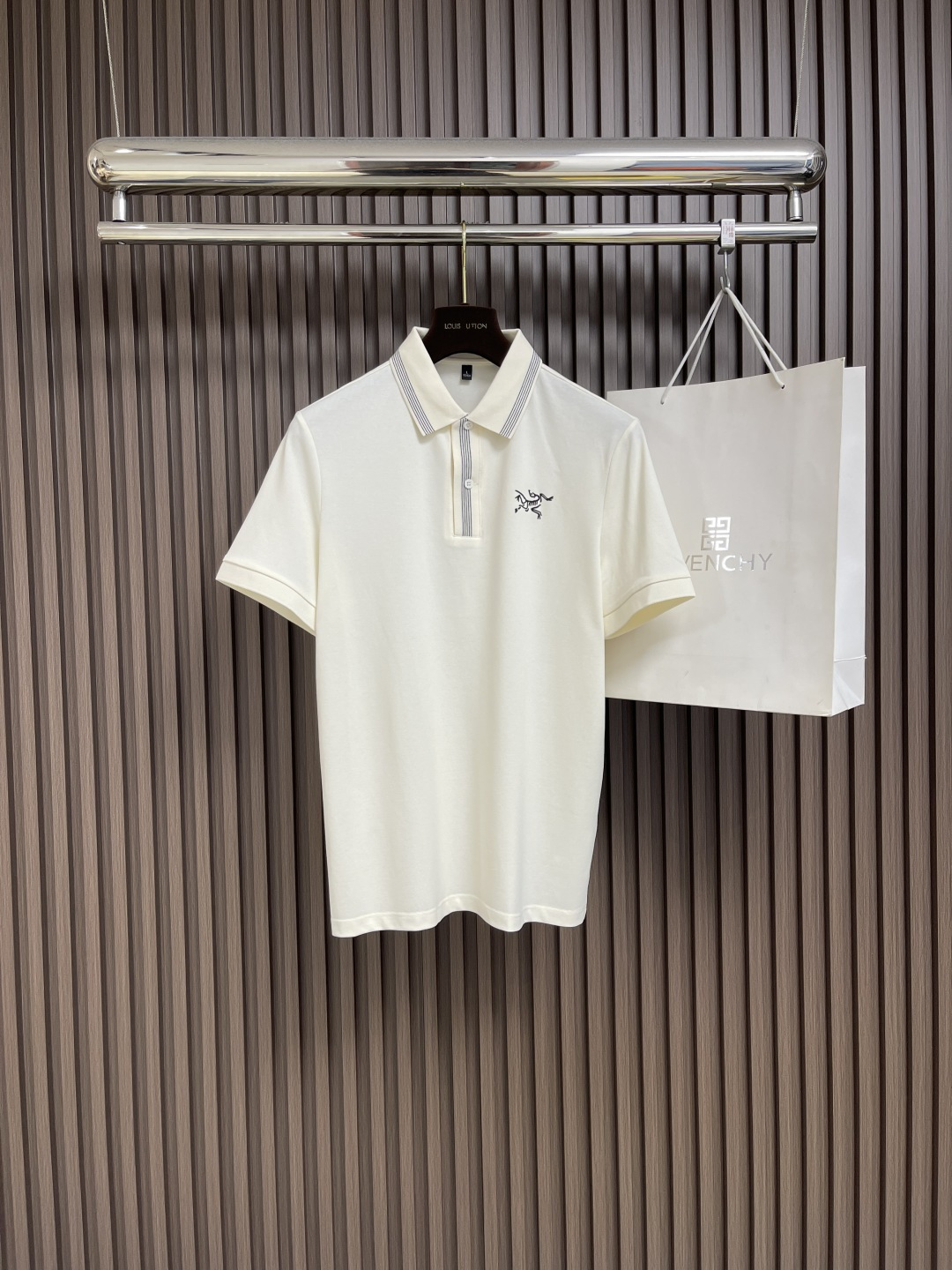 NO:425810,arcteryx 2025ss summer new printed logo men's lapel POLO shirt!  Classic business men's style, high-end men's style at the ceiling level of business men's style!  Simple, fashionable, elegant and elegant. It is decent and elegant with a single inner wear. It is quality control, detailed control, and has closed eyes, low-key, luxurious and connotative!  Customer-supplied fixed mesh flooring cotton cloth is carefully made, the surface of the fabric is evenly arranged and neatly arranged, with excellent breathability and heat dissipation and sweat resistance, and the comfort level of the upper body is completely better than that of ordinary single-sided sweat cloth tissue!  The classic brand LOGO logo on the chest is created with top-level craftsmanship. The LOGO has three-dimensional, clear and full texture, and is an extraordinary product in the classic field whether it is inner wear or single wear!  Exquisite cutting process, every detail is handled very standard and delicately, size M-3XL, alexander wang19860909arcteryx 2025ss夏季新款印花logo男士翻领POLO衫！经典商务男款,高端男装的天花板级别的商务男款！简约时尚大气不失优雅,单穿内搭体面过人,品质控细节控的闭眼带走,低调又奢华有内涵！客供定织网眼珠地棉布精心制成,面料表面排列均匀整齐的网眼纹理,透气性和散热排汗性极佳,上身舒适程度完全优于普通单面汗布组织！胸前经典的品牌LOGO标识,采用顶级工艺打造,LOGO立体清晰饱满,质感非凡的特质,无论是内搭还是单穿都是一款经典领域的产品！精妙绝伦的裁剪工艺,每一个细节处理的非常标准细腻,尺码M-3XL,,alexander wang,Men's clothing