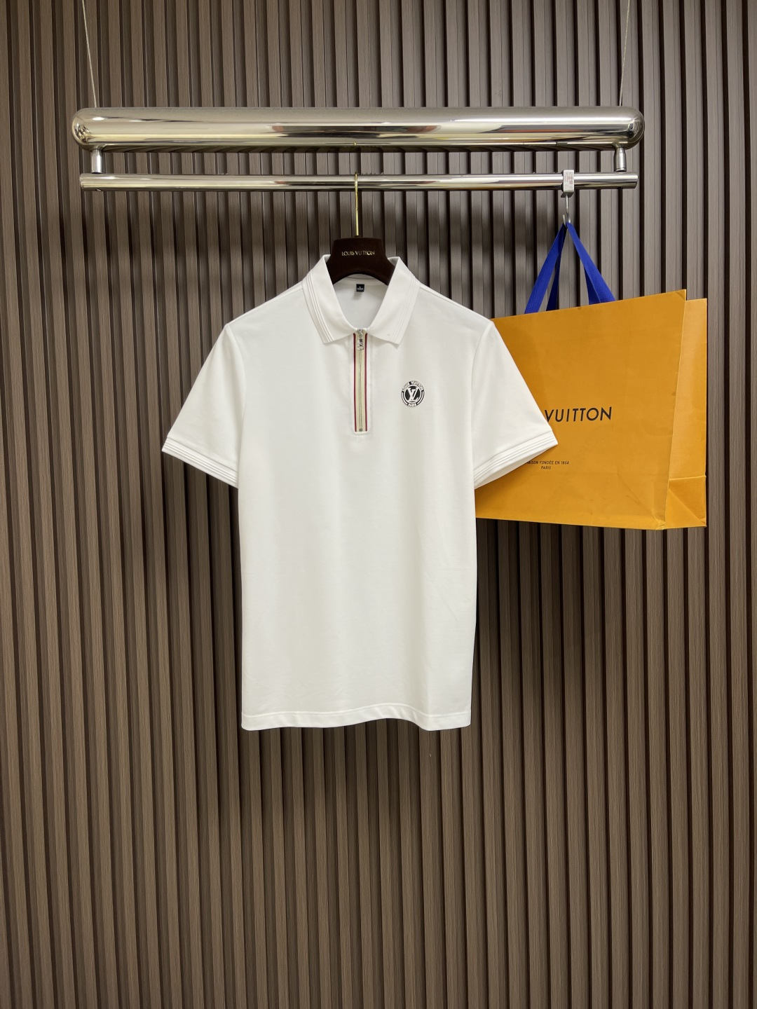 NO:425818,LV 2025SS new spring and summer short-sleeved lapel T-shirt polo, customized high-end vermill fabric simple and fashionable, color-blocking threads are super beautiful!  Classic logo simple and elegant style!  Full of high-end feel, wearable in all seasons. Simple European style. Size M-3XL, louis vuitton, T-shirt, tees, t-shirt, alexander wang19860909LV 2025SS新款春夏短袖翻领T恤polo,定制高端朱地面料简单时尚款,拼色螺纹超级好看！经典logo简单大方的款式！满满的高级感,四季可穿.简欧风格.尺码M-3XL,,louis vuitton,T-shirt,tees，t-shirt,alexander wang,Men's clothing