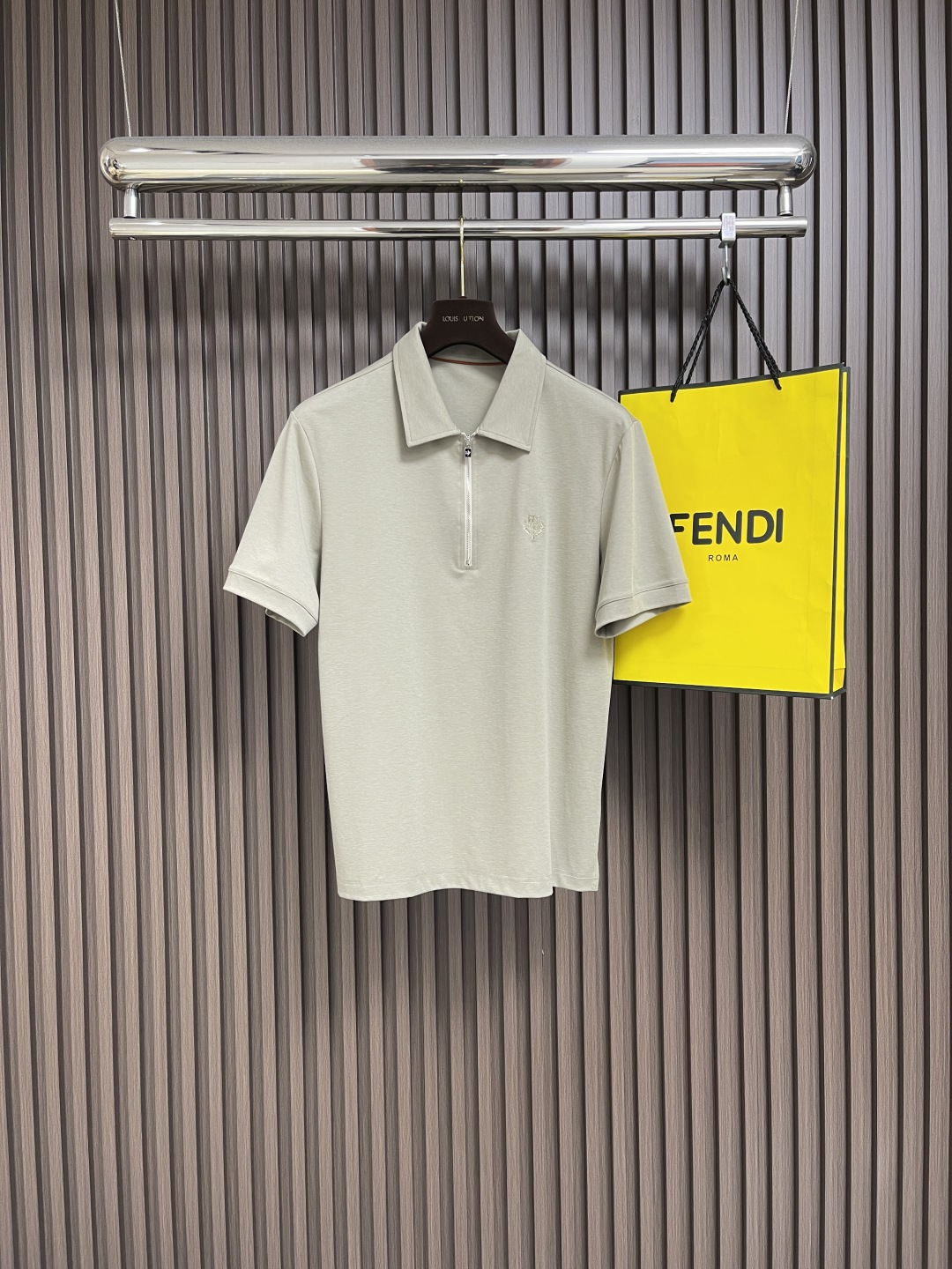 NO:425746,LP Loropiana Tianshi cotton and linen zipper placket lapel short-sleeved POLO shirt breaks button-style conventional design This zipper placket visually shows more high-end and high-end chest logo embroidery, hem slit Italian tailoring, chest hem fitting hem is slightly loose, better inclusive to the figure, comfortable and unrestrained upper body, fabric is made of customer-made timber cotton and linen blend material, which has a better skin-friendly feeling than pure cotton upper body, breathable, the fabric has a warm luster, high-end and texture. Size M-3XL,,loro pigana,loro pigana,T-shirt,alexander wang19860909LP Loropiana 天丝棉麻拉链门襟翻领短袖POLO衫 打破纽扣式常规设计 这款采用拉链门襟视觉上更显高档高级感 胸口标志刺绣 下摆开叉 意式剪裁 胸口合体下摆略微宽松剪裁 对身材的包容性更好 上身舒适而无束缚感 面料采用 客供订织的天丝棉麻混纺材质 比起纯棉上身有着更好的亲肤感 与透气性 面料表层有温润的光泽感 高档而显质感.尺码M-3XL,,loro piana,loro piana,T-shirt,alexander wang,Men's clothing