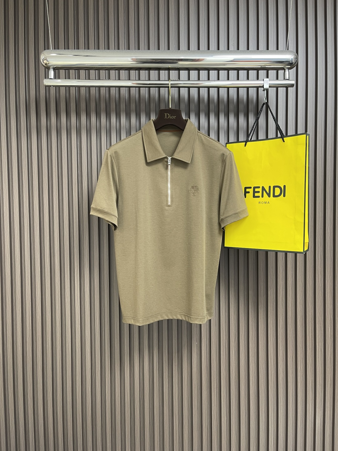 NO:428139,LP Loropiana Tianshi cotton and linen zipper placket lapel short-sleeved POLO shirt breaks button-style conventional design This zipper placket visually more high-end, chest logo embroidery, hem slit, Italian tailoring, chest hem fitting hem is slightly loose, better inclusive to the figure, comfortable and unrestrained, fabric is made of customer-made timber cotton and linen blend material, which has a better skin-friendly feeling than pure cotton upper body, breathable, the fabric has a warm luster, high-end and texture. Size M-3XL,,loro pigana,loro pigana,T-shirt,alexander wang19860909LP Loropiana 天丝棉麻拉链门襟翻领短袖POLO衫 打破纽扣式常规设计 这款采用拉链门襟视觉上更显高档高级感 胸口标志刺绣 下摆开叉 意式剪裁 胸口合体下摆略微宽松剪裁 对身材的包容性更好 上身舒适而无束缚感 面料采用 客供订织的天丝棉麻混纺材质 比起纯棉上身有着更好的亲肤感 与透气性 面料表层有温润的光泽感 高档而显质感.尺码M-3XL,,loro piana,loro piana,T-shirt,alexander wang,Men's clothing