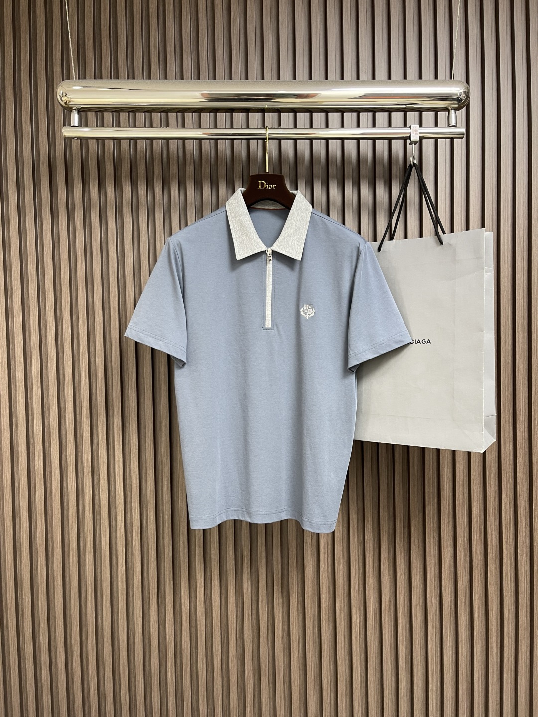 NO:425742,LP Loropiana 2025ss Spring and Summer Old Money Newcomers Recommended!  Business commuter contrasting color lapel short-sleeved POLO shirt breaking button-style conventional design This zippered placket visually shows more high-end and high-end feel, hardware zippers can be well embellished, chest logo embroidery, hem slit, Italian tailoring, chest hem fitting hem is slightly loose, better inclusive to the figure, comfortable and unrestrained, fabric is made of customer-made Solona combined with long velvet cotton, has a better skin-friendly and breathable The surface of the fabric has a warm luster, high-end and textured, full-quality order. Size M-3XL,,loro piano,loro piano,T-shirt,alexander wang19860909LP Loropiana 2025ss春夏老钱新贵推荐！商务通勤撞色翻领短袖POLO 衫 打破纽扣式常规设计 这款采用拉链门襟视觉上更显高档高级感 五金拉链又能很好的点缀 胸口标志刺绣 下摆开叉 意式剪裁 胸口合体下摆略微宽松剪裁 对身材的包容性更好 上身舒适而无束缚感 面料采用 客供订织的索罗那结合长绒棉的材质 有着更好的亲肤感 与透气性 面料表层有温润的光泽感 高档而显质感 全品相订单.尺码M-3XL,,loro piana,loro piana,T-shirt,alexander wang,Men's clothing