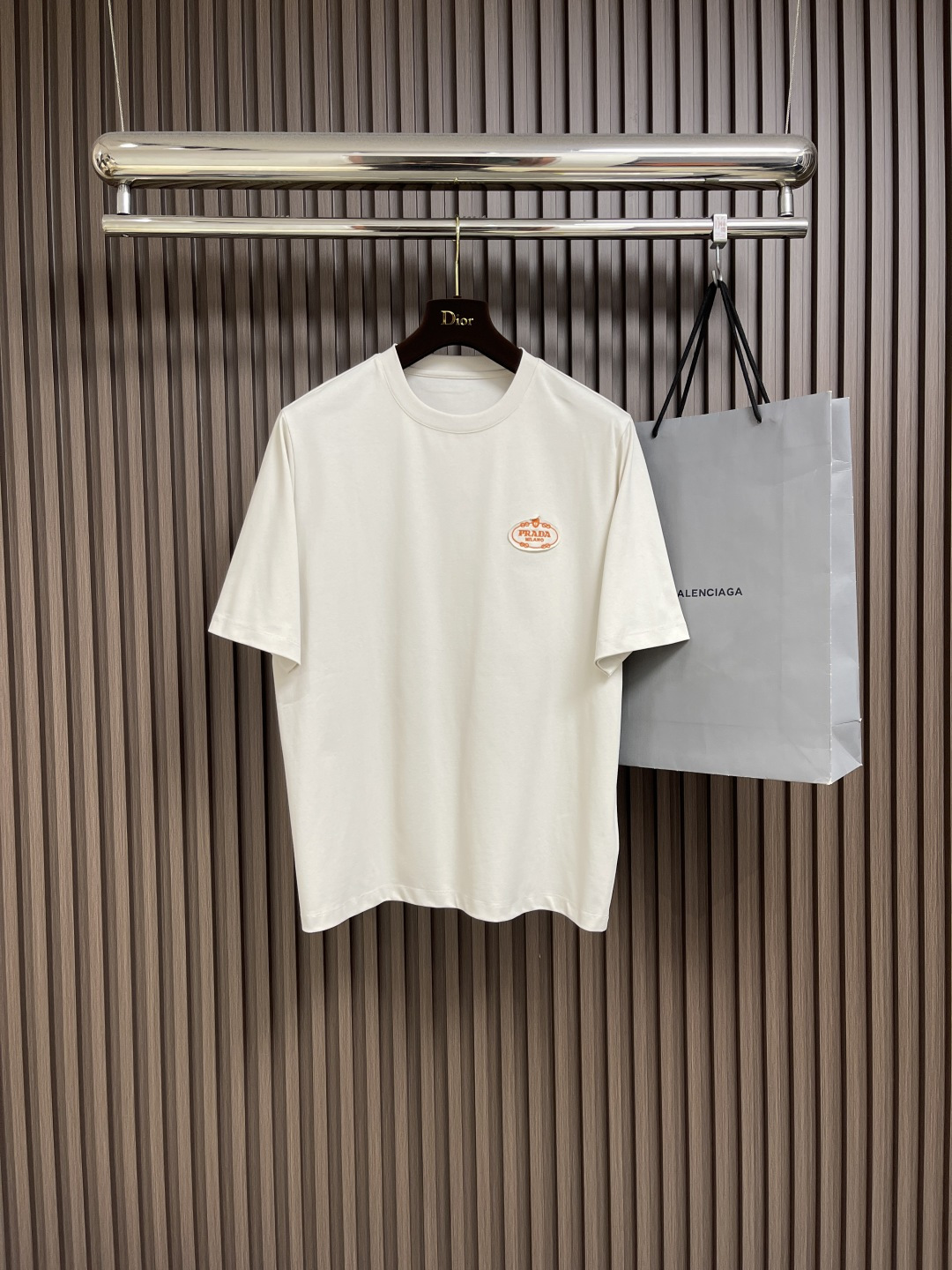 NO:425820,PRADA 2025ss new embroidered logo short-sleeved T-shirt, exclusively customized with original board 260g 32 double yarn pure cotton fabric texture is very soft and comfortable, matched with 320g 1x1 thread (the fabric threads are the same as the cylinder, and there is no color difference, not easy to deform) Size M-3XL,,prada,T-shirt,tees,t-shirt,alexander wang19860909PRADA 2025ss新款刺绣logo短袖T恤,采用原板独家定制260克32支双纱纯棉面料质感非常柔软舒服,搭配320克1x1螺纹（面料螺纹同缸定染无色差 不易变形）尺码M-3XL,,prada,T-shirt,tees，t-shirt,alexander wang,Men's clothing