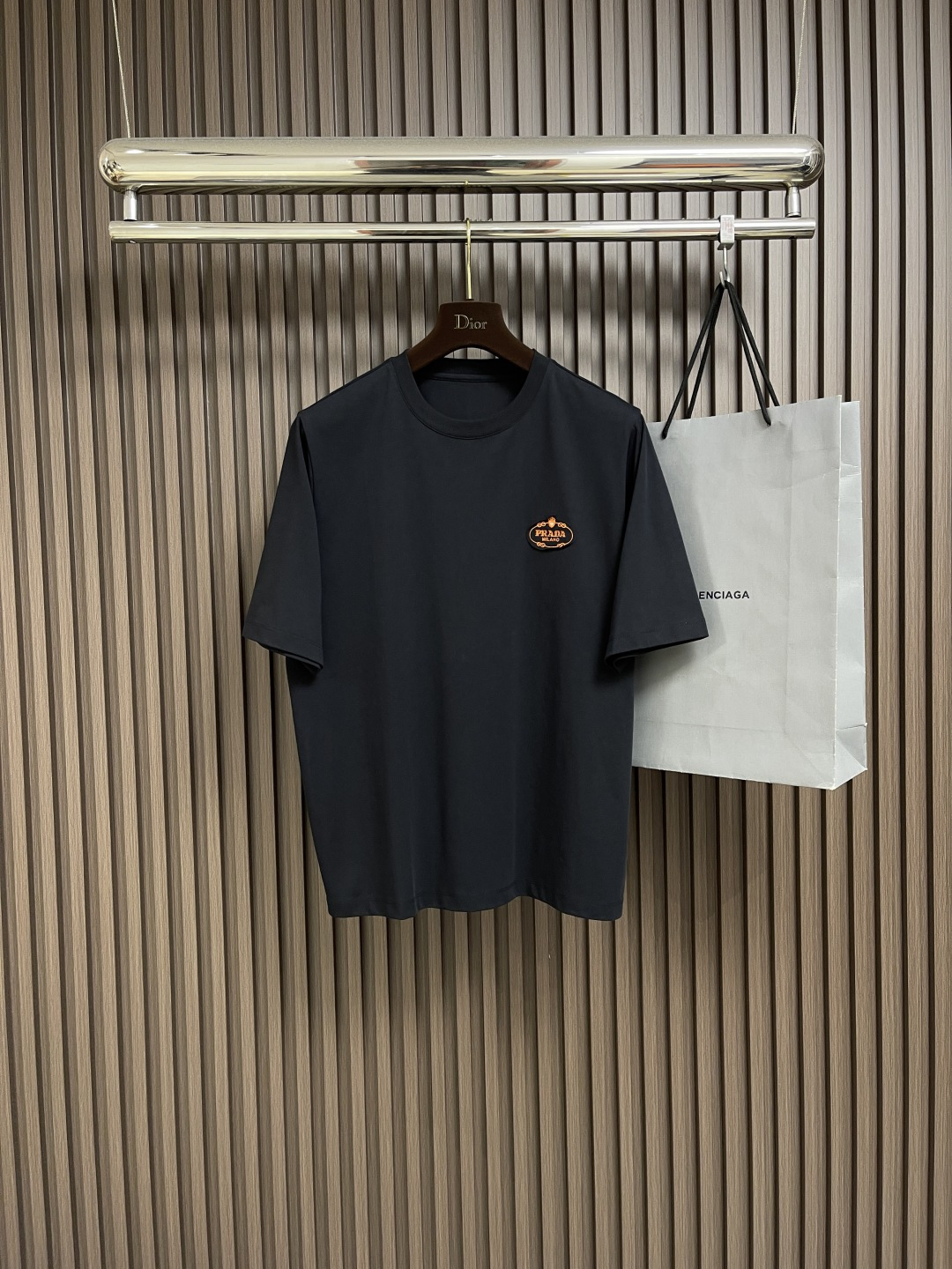 NO:485286,PRADA 2025ss new embroidered logo short-sleeved T-shirt, exclusively customized with original board 260g 32 double yarn pure cotton fabric texture is very soft and comfortable, matched with 320g 1x1 thread (the fabric threads are the same as the cylinder, and there is no color difference, not easy to deform) Size M-3XL,,prada,T-shirt,tees,t-shirt,alexander wang19860909PRADA 2025ss新款刺绣logo短袖T恤,采用原板独家定制260克32支双纱纯棉面料质感非常柔软舒服,搭配320克1x1螺纹（面料螺纹同缸定染无色差 不易变形）尺码M-3XL,,prada,T-shirt,tees，t-shirt,alexander wang,Men's clothing