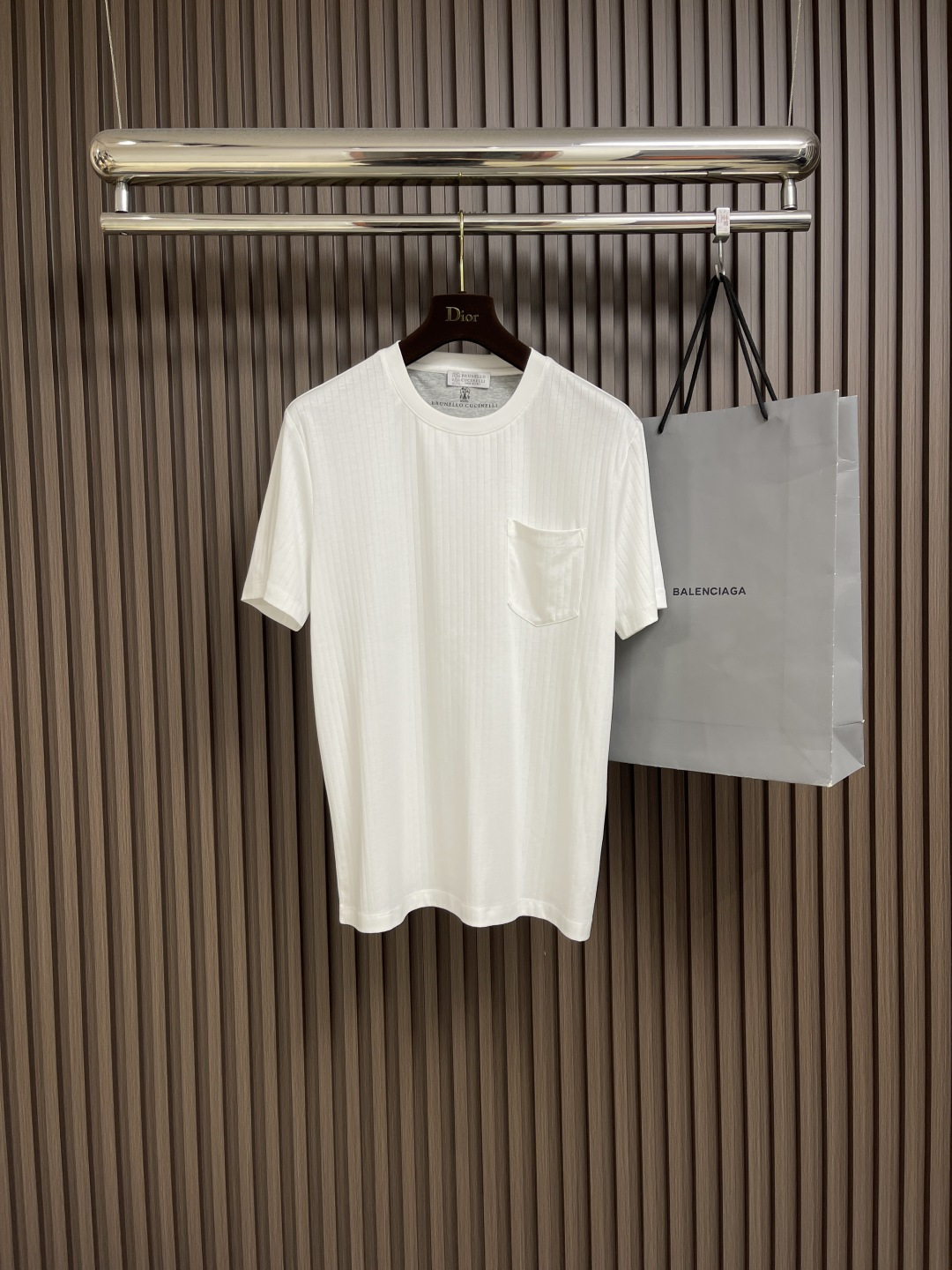 NO:425825,BrunelloCucinelli BC vertical pattern business casual round neck short-sleeved T-shirt pocket design inner collar letter printed logo Combination tailoring The upper body is refreshing and clean and textured Combination tailoring The fabric is made of mercerized cotton The surface has a warm luster The vertical texture for customer supplies to woven to break the dullness The upper body has a good visual sense, casual and fashionable feeling The fabric is overall comfortable, skin-friendly, breathable, and has a very crisp shape. Size M-3XL, brunellocucinelli, T-shirt,tees, t-shirt,alexander wang19860909BrunelloCucinelli BC 竖纹商务休闲圆领短袖T恤 口袋款的设计 内领字母印花标识 合体的剪裁 上身清爽干净而显质感 合体的剪裁 面料采用丝光棉的材质 表面有着温润的光泽感 客供订织竖纹理 打破沉闷 上身有着很好的视觉感 随性自在时尚感 面料整体 舒适 亲肤 透气 又有很好的挺括型.尺码M-3XL,,brunello cucinelli,T-shirt,tees，t-shirt,alexander wang,Men's clothing