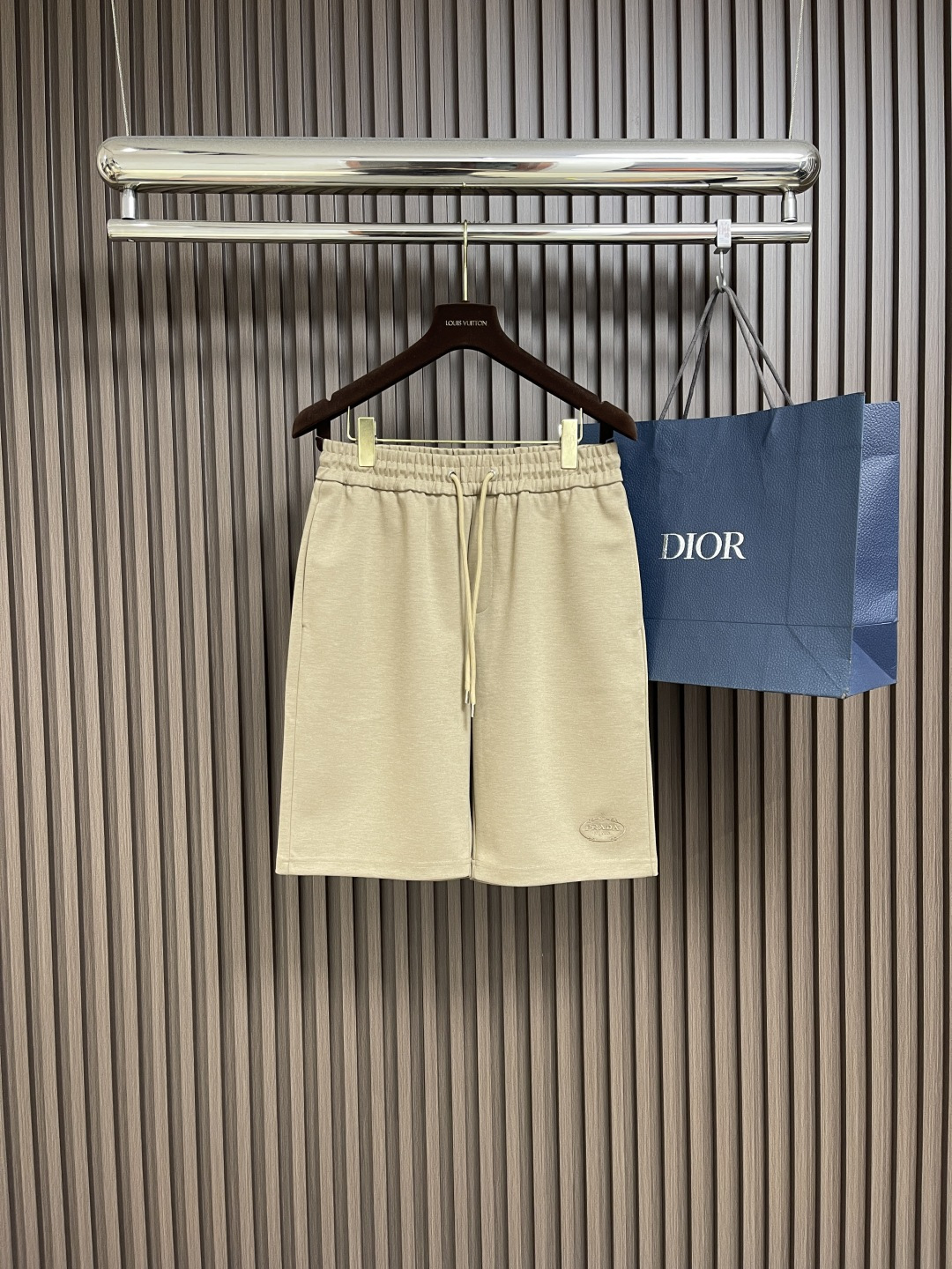 NO:425857,Prada logo embroidered sports shorts, a basic style for universal matching. This shorts are worth owning, with a high-end feel, and a high-standard style for men and women. It is not picky about people or figure, and can match n kinds of daily life looks!  Custom fabric material, soft and shiny original hardware selection Size M-3XL, prada, shorts, alexander wang19860909Prada logo刺绣运动短裤,万能搭配的基础款 这条短裤值得拥有,高级感十足,高标配的男女同款 不挑人不挑身材,能够搭配出n种的日常生活look！定制面料材质 手感柔软有光泽 原版五金精选 尺码M-3XL,,prada,shorts,alexander wang,Men's clothing