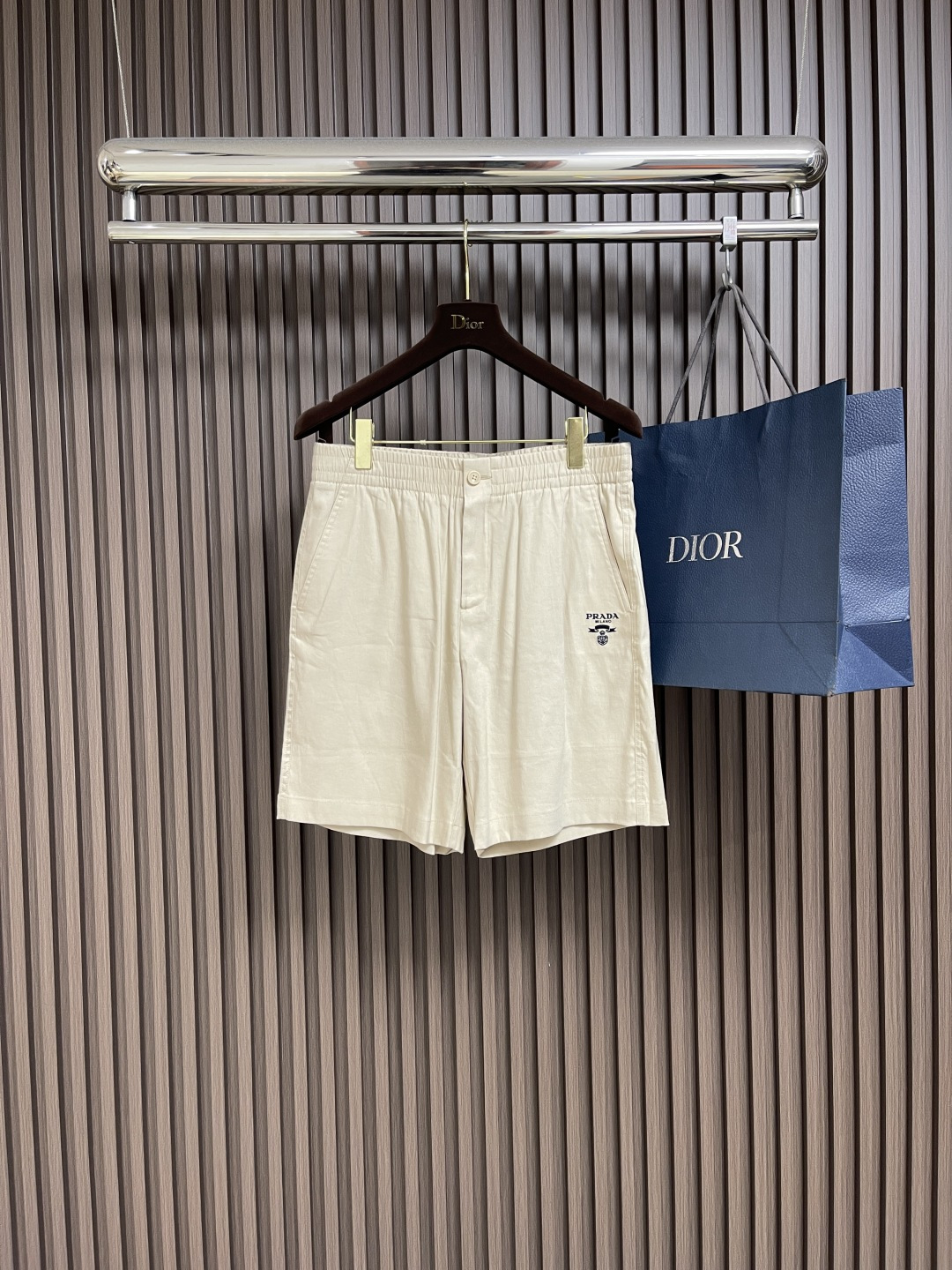 NO:425766,Prada Brand Logo Embroidered Shorts Casual Cropped Pants!  All cotton-washed fabrics, ready-made garments are dyed and washed, and the color is natural and textured.  !The feel is extremely delicate and comfortable, with good breathability and sweat absorption, which is especially suitable for wearing in spring and summer. The embroidered logo and elemental letters make the overall embellishment of the trouser body with a very tone, and the upper body effect is invincible and can be easily controlled for outdoor commuting!  !Size M-3XL, prada, shorts, alexander wang19860909Prada 品牌标识Logo刺绣短裤休闲五分裤！全棉水洗面料,成衣染色再经过水洗颜色自然质感无敌．!手感极其的细腻舒适,拥有良好的透气性与吸汗性尤为适合春夏季节穿着,刺绣 logo 及其元素字母为裤身整体点缀极具调性,上身效果无敌户外通勤皆可轻松驾驭！!尺码M-3XL,,prada,shorts,alexander wang,Men's clothing