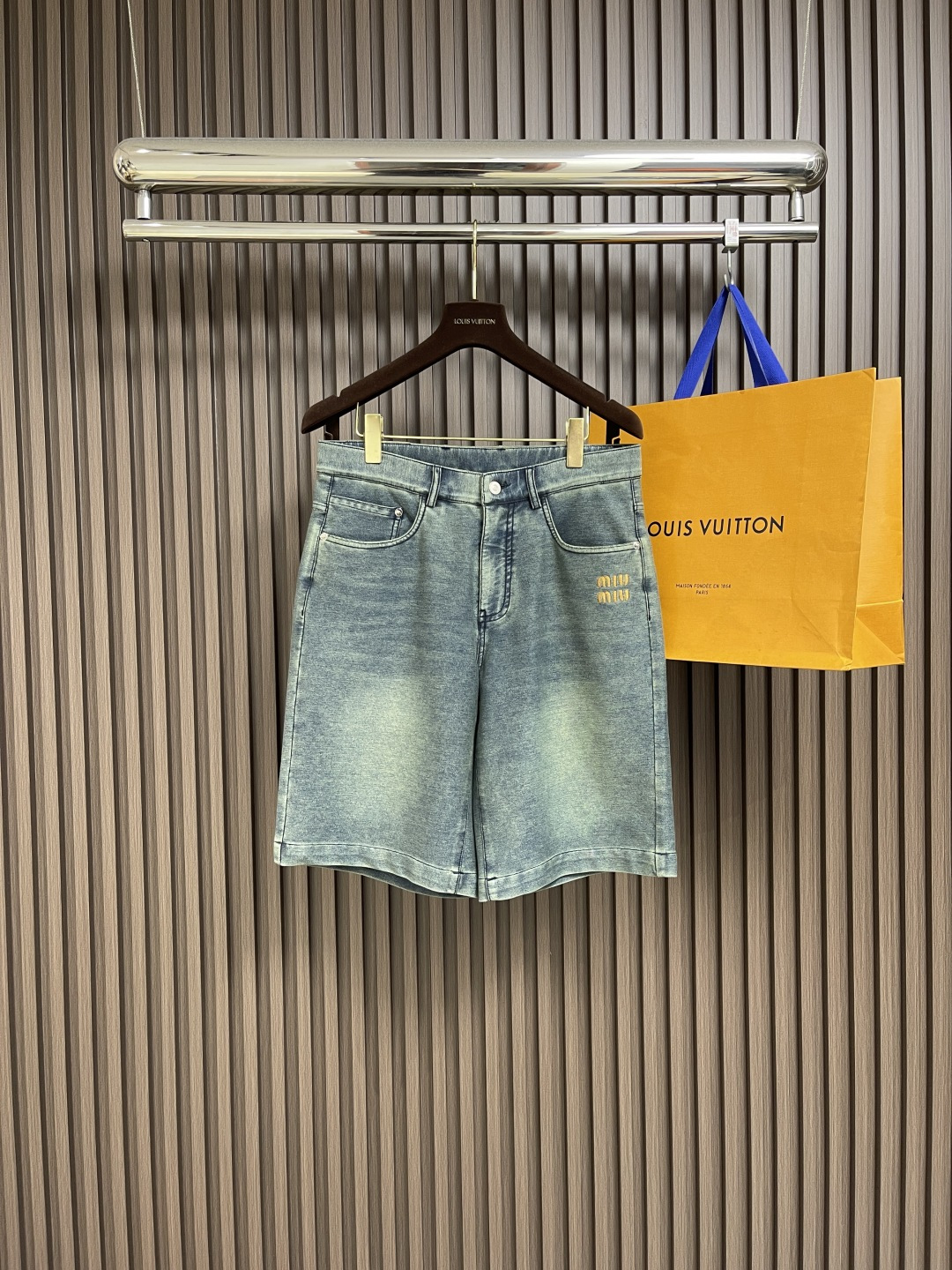 NO:425776,MIUMIU 2025ss early spring casual embroidered letters fashionable loose denim shorts, casual and fashionable sports and casual shorts, visual beauty of the upper body, the best choice for loose and casual daily vacations, no age and gender limit, can be easily controlled by men and women Size M-3XL,,miumiu, shorts,alexander wang19860909MIUMIU 2025ss早春休闲刺绣字母时尚宽松牛仔短裤,休闲时尚运动休闲短款裤,上身的视觉美观,宽松休闲日常度假的最佳选择无年龄性别限定,男女亦可轻松驾驭 尺码M-3XL,,miumiu,shorts,alexander wang,Men's clothing