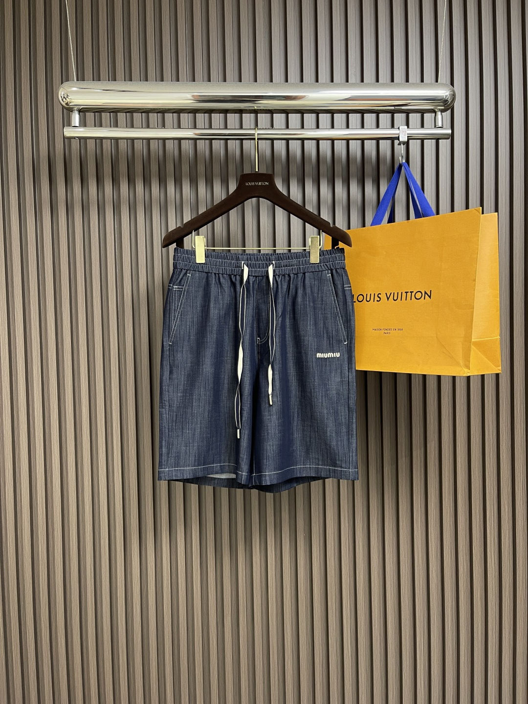 NO:425839,MIUMIU embroidered logo denim shorts, using customer-supplied fabric, the overall line is straight and delicate, the fabric is comfortable and soft, the color is consistent and there is no color difference. It can be matched with the same style to create a fashionable look, and it can handle various occasions, customize auxiliary materials, complete three standards, the same style for men and women!  Size M-3XL, miumiu, shorts, alexander wang19860909MIUMIU 刺绣logo牛仔短裤,采用客供面料,整体走线平直细腻,面料舒适柔软,颜色一致无色差 能与同款搭配营造时尚造型,驾驭各种场合,定制辅料,三标齐全,男女同款！尺码M-3XL,,miumiu,shorts,alexander wang,Men's clothing