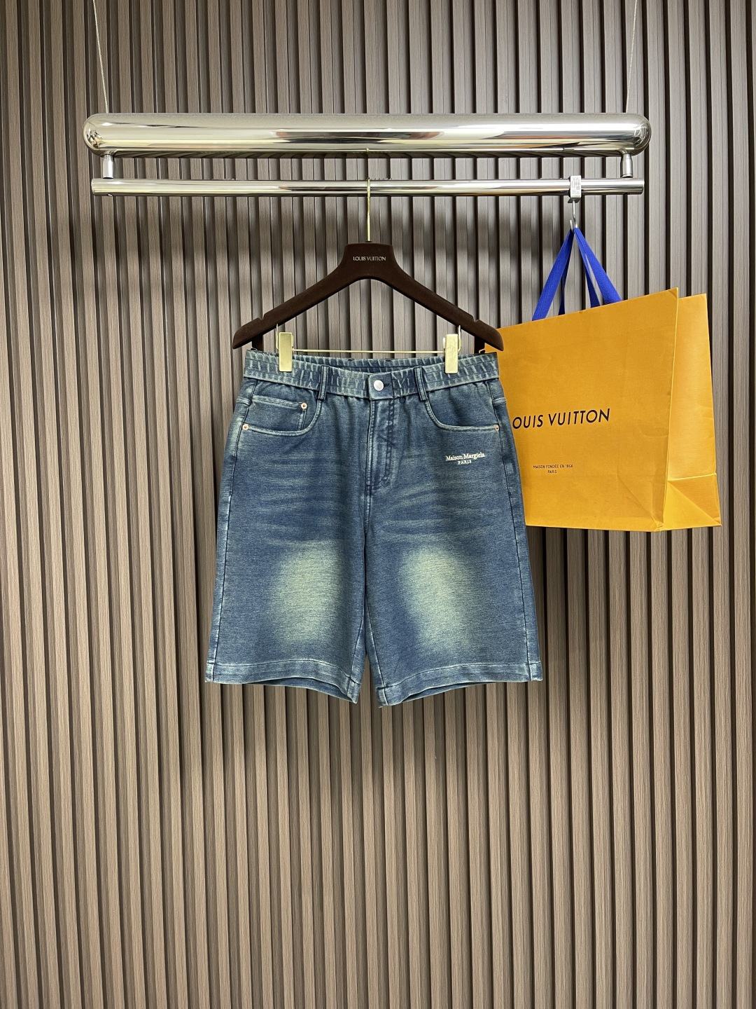 NO:425771,MM6 2025SS Aged Shorts!  This shorts are loose in style, neutral style, straight legs, and knee-length trousers!  Made of light blue washing process raw coarse tannin fabric, five-pocket structure, button placket, size M-3XL,,masion margiela, shorts,alexander wang19860909MM6 2025SS做旧短裤！此款短裤采用宽松版型,中性风格,直筒裤腿,及膝裤长！选用浅蓝色水洗工艺原粗胚丹宁面料制作,五口袋结构,纽扣门襟,尺码M-3XL,,masion margiela,shorts,alexander wang,Men's clothing