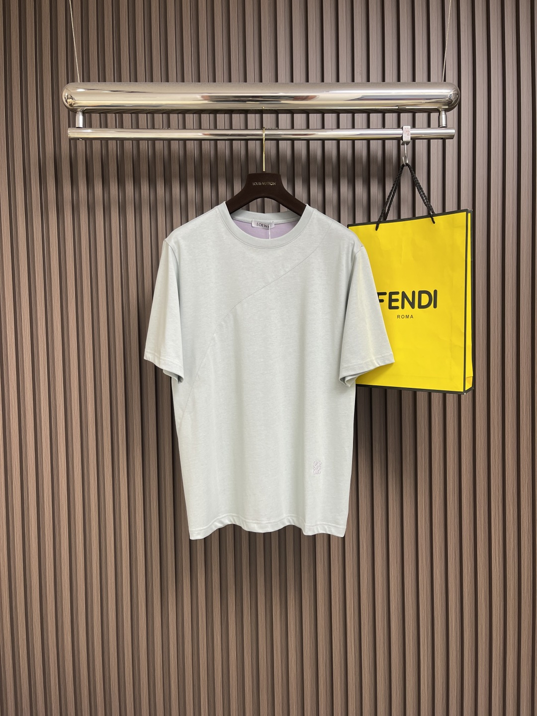 NO:478578,loewe 2025SS spring and summer new jersey cotton basic round-neck T-shirt, a fashionable item that combines unique design and high-end quality. Every detail reveals extraordinary taste and style!  This T-shirt is made of custom jersey cotton, which not only has soft and comfortable touch, but also has excellent breathability, but also shows a low-key luxury in texture!  The front panel adopts deconstructed splicing and cutting design. This innovative method breaks the singleness and mediocrity of traditional T-shirts. Through clever splicing, a distinct visual effect is created, which greatly enhances the overall design sense!  The classic badge and logo embroidery at the hem has become the finishing touch of the entire T-shirt with its exquisite craftsmanship, unique patterns and profound meaning!  It not only demonstrates the wearer's noble identity and extraordinary taste, but also conveys a kind of confidence and strength invisibly, making it unforgettable at first sight!  The casual and loose style cutting method can not only modify the body shape well and cover up the excess fat, but also pursue the ultimate comfort and freedom in the wear experience!  Recommended for men and women. Size XS-L, loewe, tees, t-shirt, alexander wang19860909loewe 2025SS春夏新款平纹针织棉布基础圆领T恤,一款集独特设计与高端品质于一身的时尚单品,其每一个细节都透露着不凡的品味与格调！这款T恤采用客供定制平纹针织棉布,不仅触感柔软舒适,透气性极佳,更在质感上展现出一种低调的奢华！前幅采用了解构式的拼接裁剪设计,这一创新手法打破了传统T恤的单一与平庸,通过巧妙拼接,营造出层次分明的视觉效果,极大地提升了整体的设计感！而下摆处经典的徽章标识刺绣,以其精致的工艺、独特的图案以及深邃的寓意,成为了整件T恤的点睛之笔！它不仅彰显了穿着者的高贵身份与不凡品味,更在无形中传递出一种自信与力量,让人一见难忘！休闲宽松的版型裁剪方式,不仅能够很好地修饰身形,遮掩多余的赘肉,更在穿着体验上追求极致的舒适与自由！男女同款推荐.尺码XS-L,,loewe,tees，t-shirt,alexander wang,Men's clothing