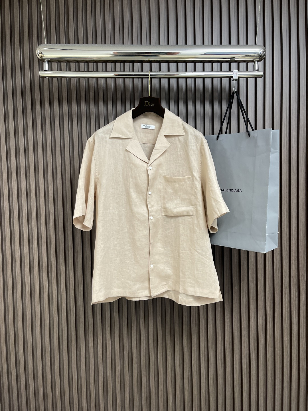 NO:425795,Lp Loropiana 2025SS new men's Tencel linen short-sleeved shirt, which can be worn for daily work, outdoor sports, and is the perfect combination of fashion and leisure and outdoor sports, so whether you wear it normally or outdoors, it is your best choice. Extreme comfort and quick sweating are the most popular focus, improving the comfort of wearing. Size S-XL, loro piana, loro piana, shirts, T-shirt, alexander wang19860909Lp Loropiana 2025SS新款男士天丝麻料短袖衬衫,日常上班 户外运动都可以穿着,是时尚休闲与户外运动的完美结合,所以无论您平时穿或者户外穿都是您的最佳选择.极致舒适和快速排汗是备受青睐的重点,提升穿着舒适度 尺码S-XL,,loro piana,loro piana,shirts,T-shirt,alexander wang,Men's clothing