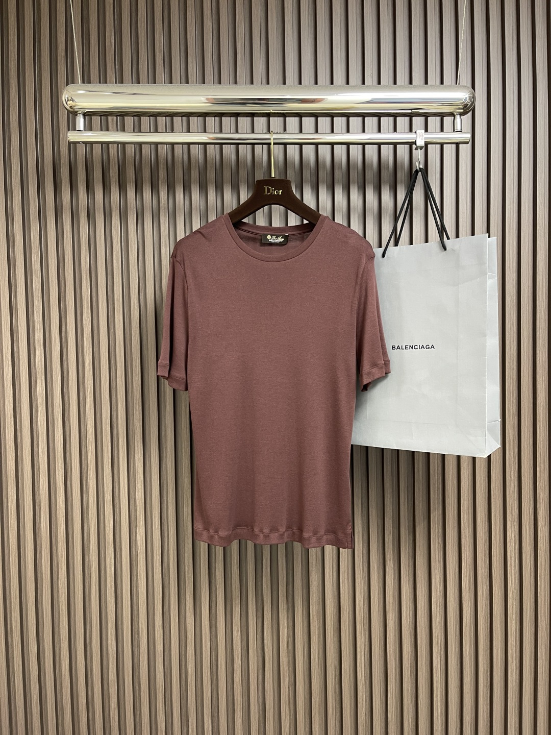 NO:425791,LP Loropiana round neck knitted T-shirt, the fabric is light and breathable, cool and comfortable to wear, simple and elegant.  A delicate fluffy luster appears on the surface.  The upper body is slightly sagging and elastic, with strong breathability, and the design of the loose neckline shows casualness and fashion. Size S-XL, loro piana, loro piana, tees, t-shirt, alexander wang19860909LP Loropiana 圆领针织T恤,面料轻盈透气,穿起来清凉惬意,简约高雅．表面浮现细腻的绒毛光泽．上身微垂有弹性,透气性极强,散边领口的设计,彰显休闲与时尚 尺码S-XL,,loro piana,loro piana,tees，t-shirt,alexander wang,Men's clothing